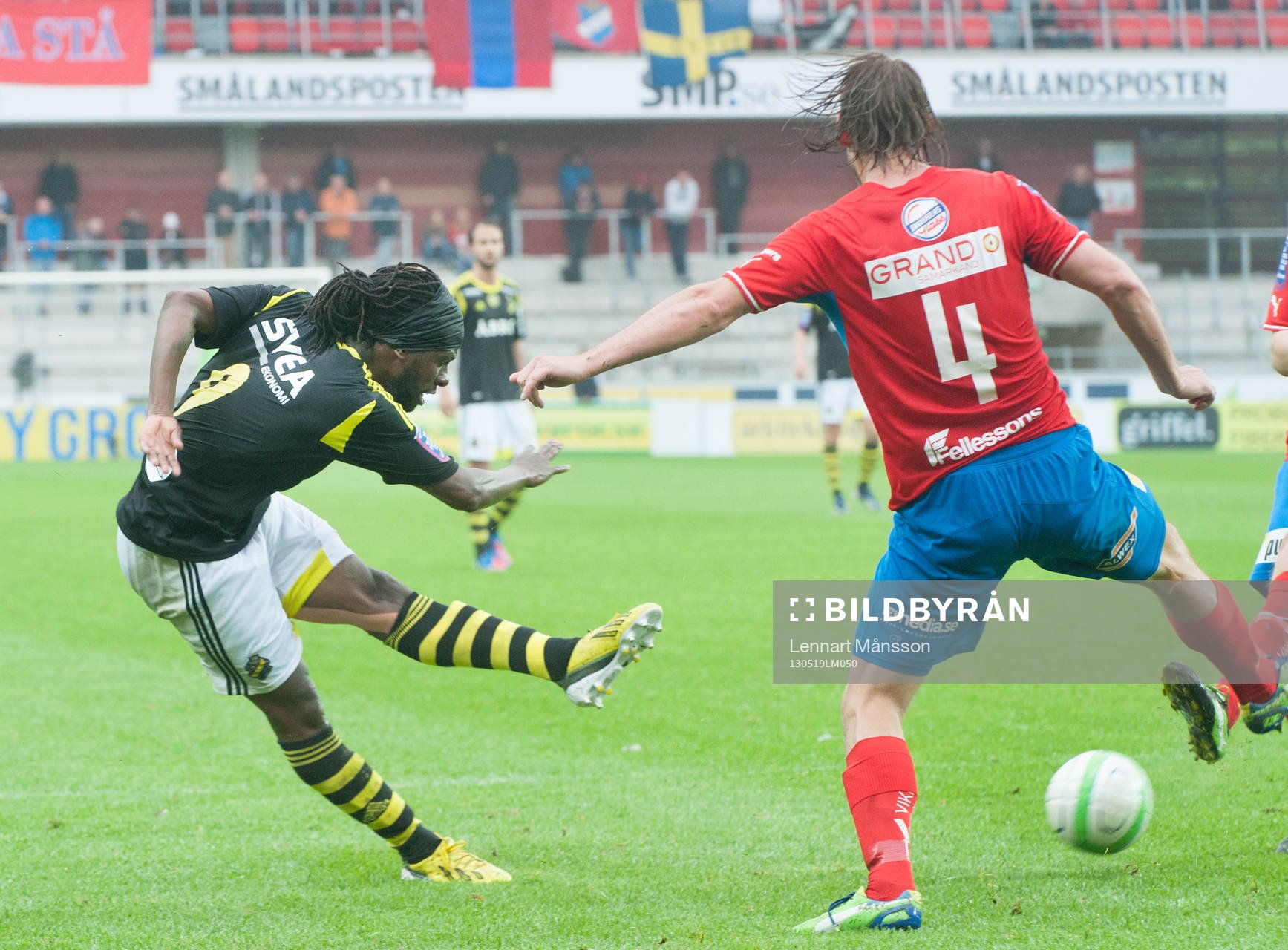 Martin Mutumba, AIK, skjuter. Skott