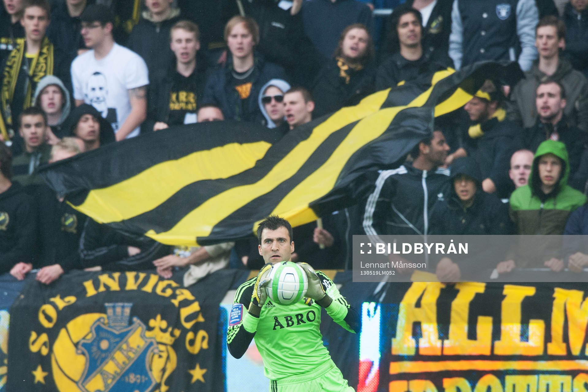 Kyriakos Stamatopoulos, målvakt, AIK - och fansen bakom,