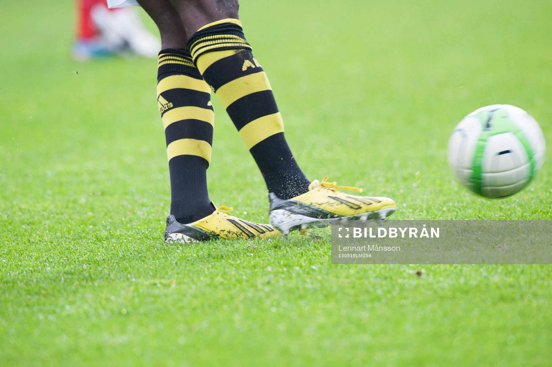 Tillslag, fot, boll, fotbollsskor, fotbollsstrumpor, gräs,