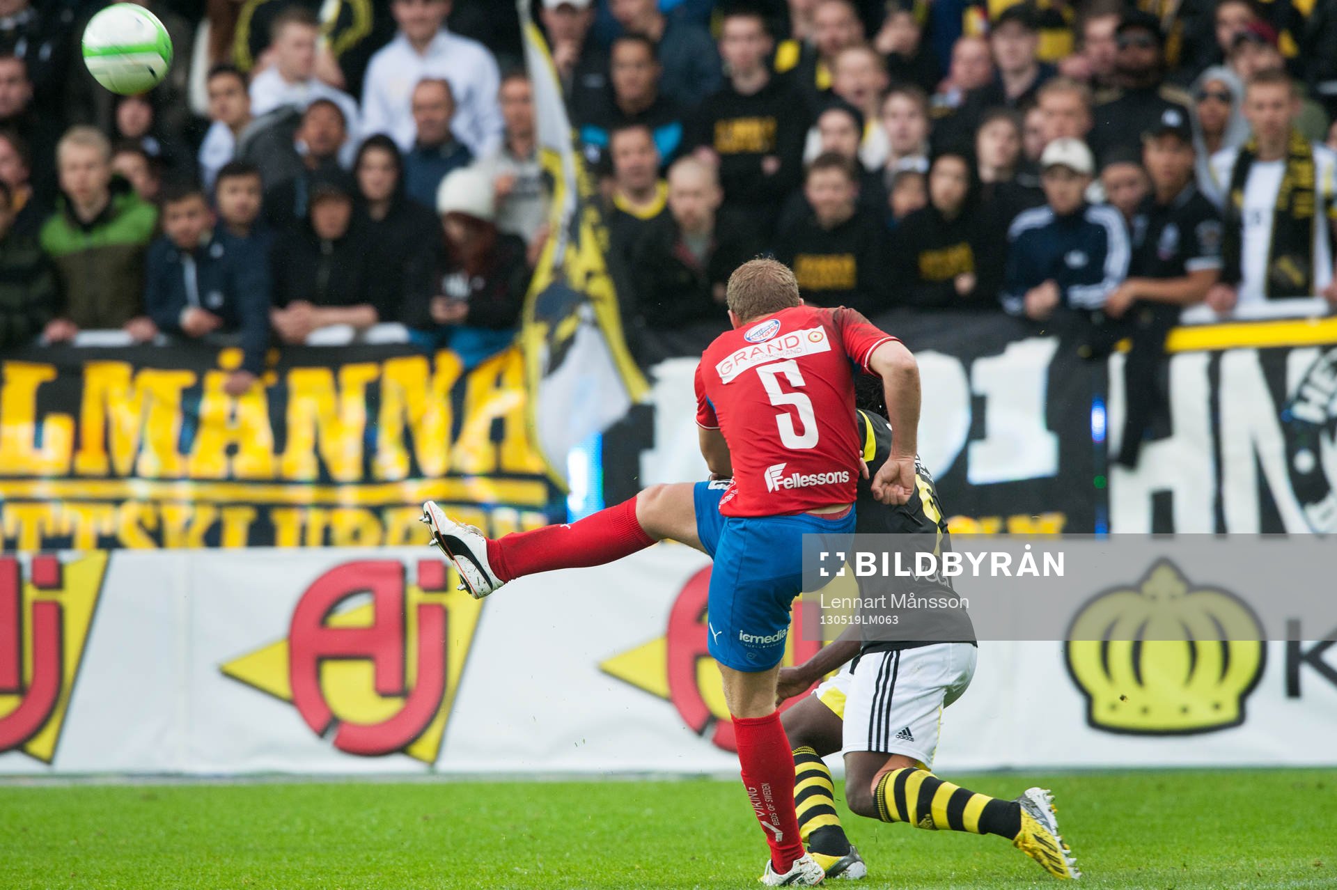 Kenny Pavey, Öster, laddar mot AIK-målet - och klacken