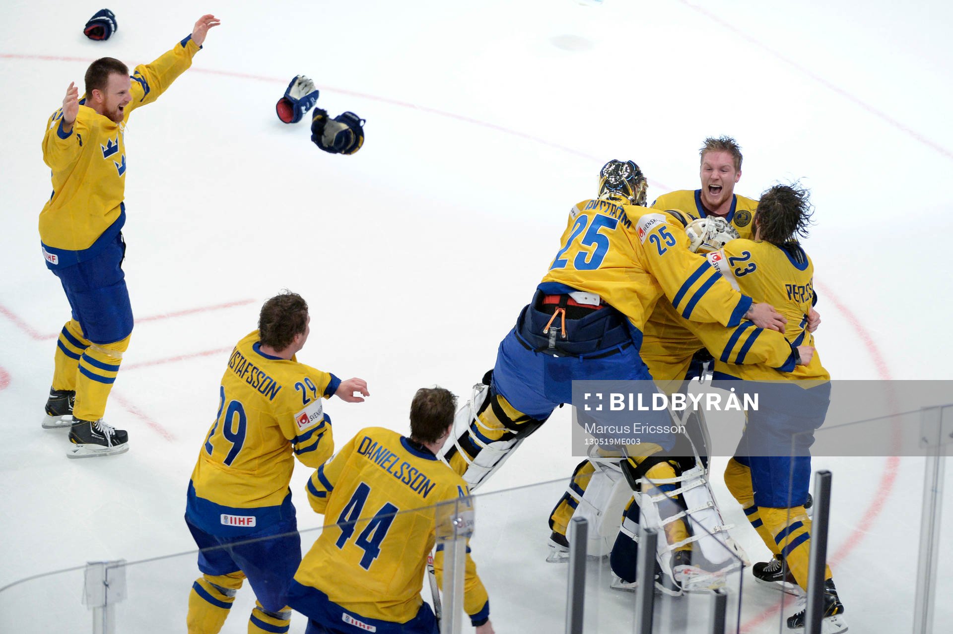 Jubel Sverige och Gabriel Landeskog, Niklas Persson, Jhonas