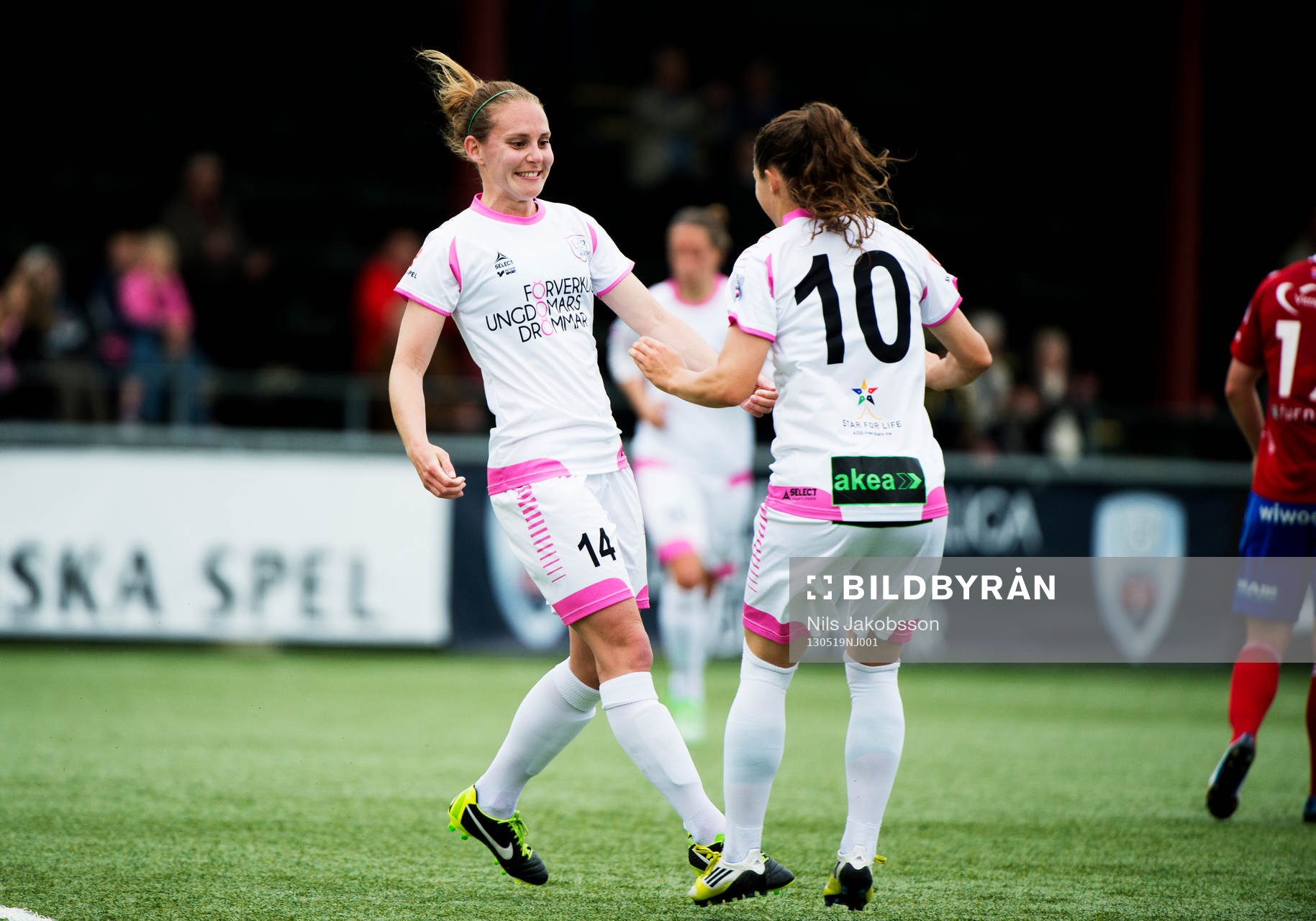 Fotboll, Damallsvenskan, LDB Malmö - Vittsjö: Manon Melis, Ramona Bachmann, LdB FC Malmö, jublar efter 2-0.