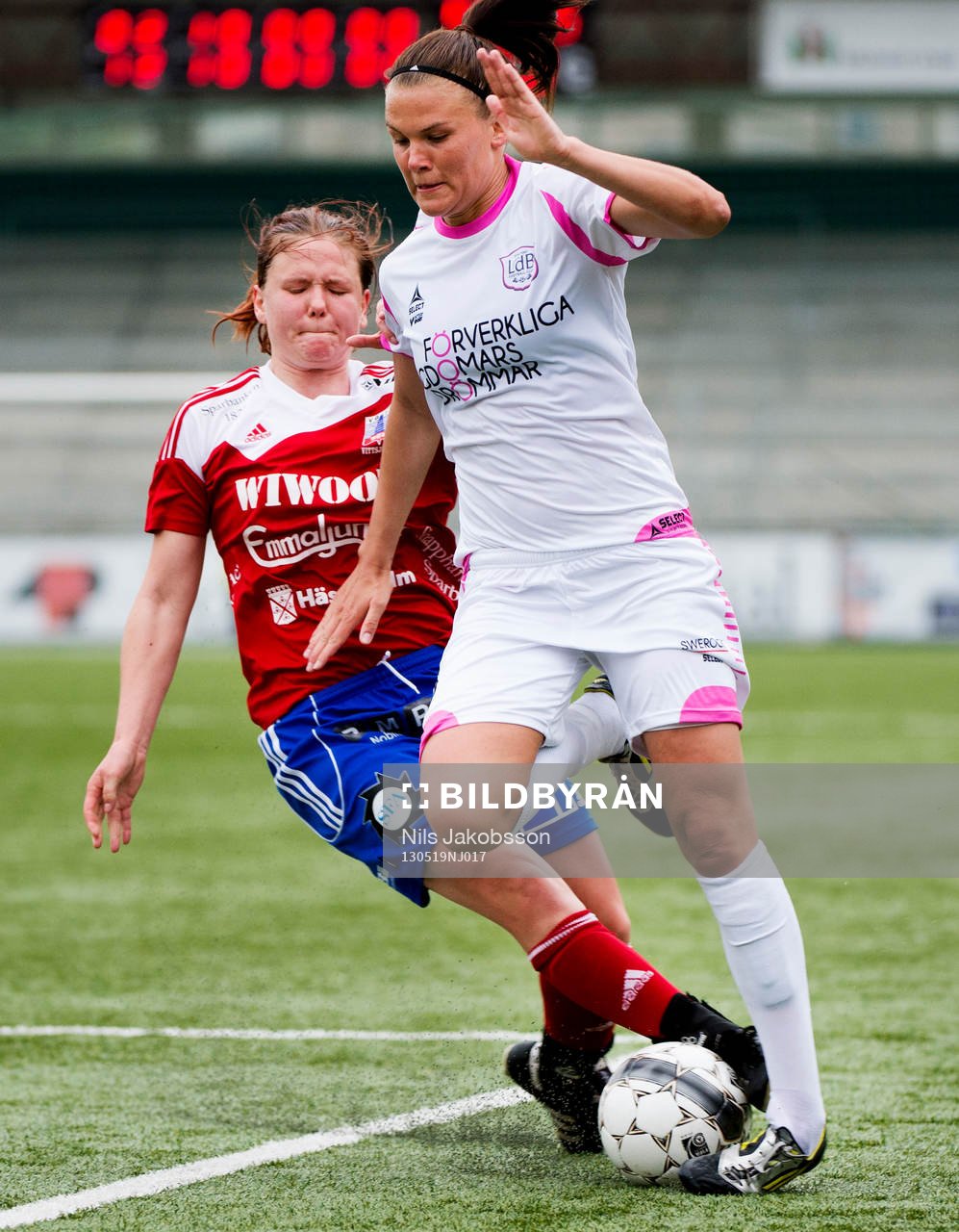 Fotboll, Damallsvenskan, LDB Malmö - Vittsjö: Katarina Veje, LdB FC Malmö, stämplas av Ida Olsson, Vittsjö.