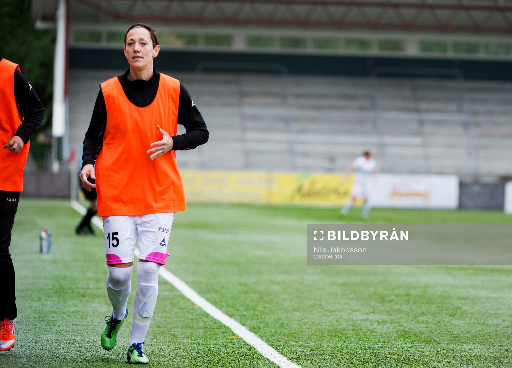 Therese Sjögran, LdB FC Malmö, värmer upp på sidan av