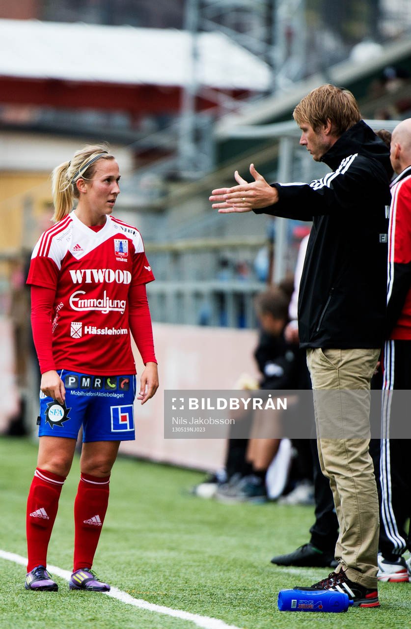 Kirsty Yallop pratare med Simon Sjöfors, tränare, Vittsjö