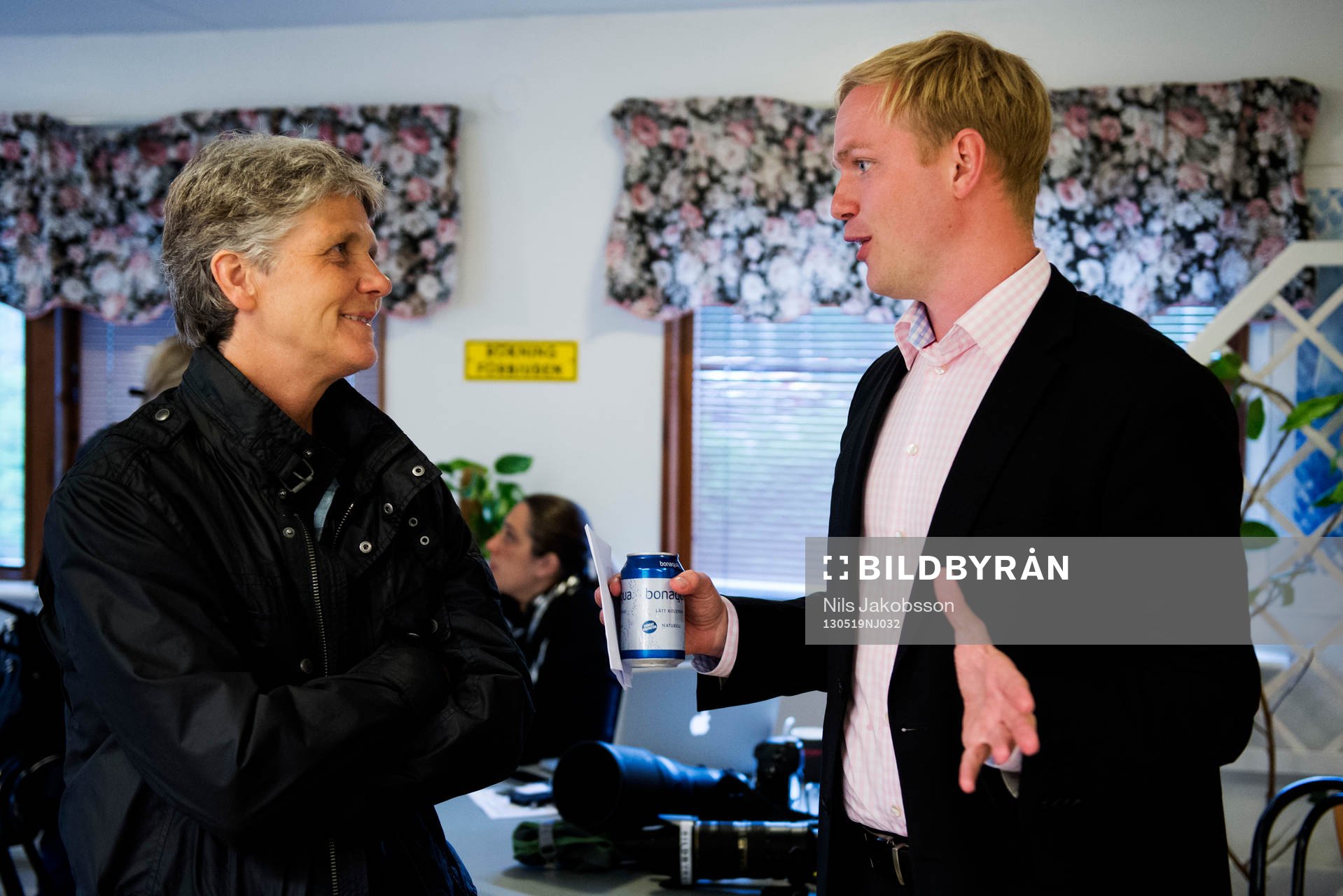 Pia Sundhage, förbundskapten, pratar med Jonas Eidevall,