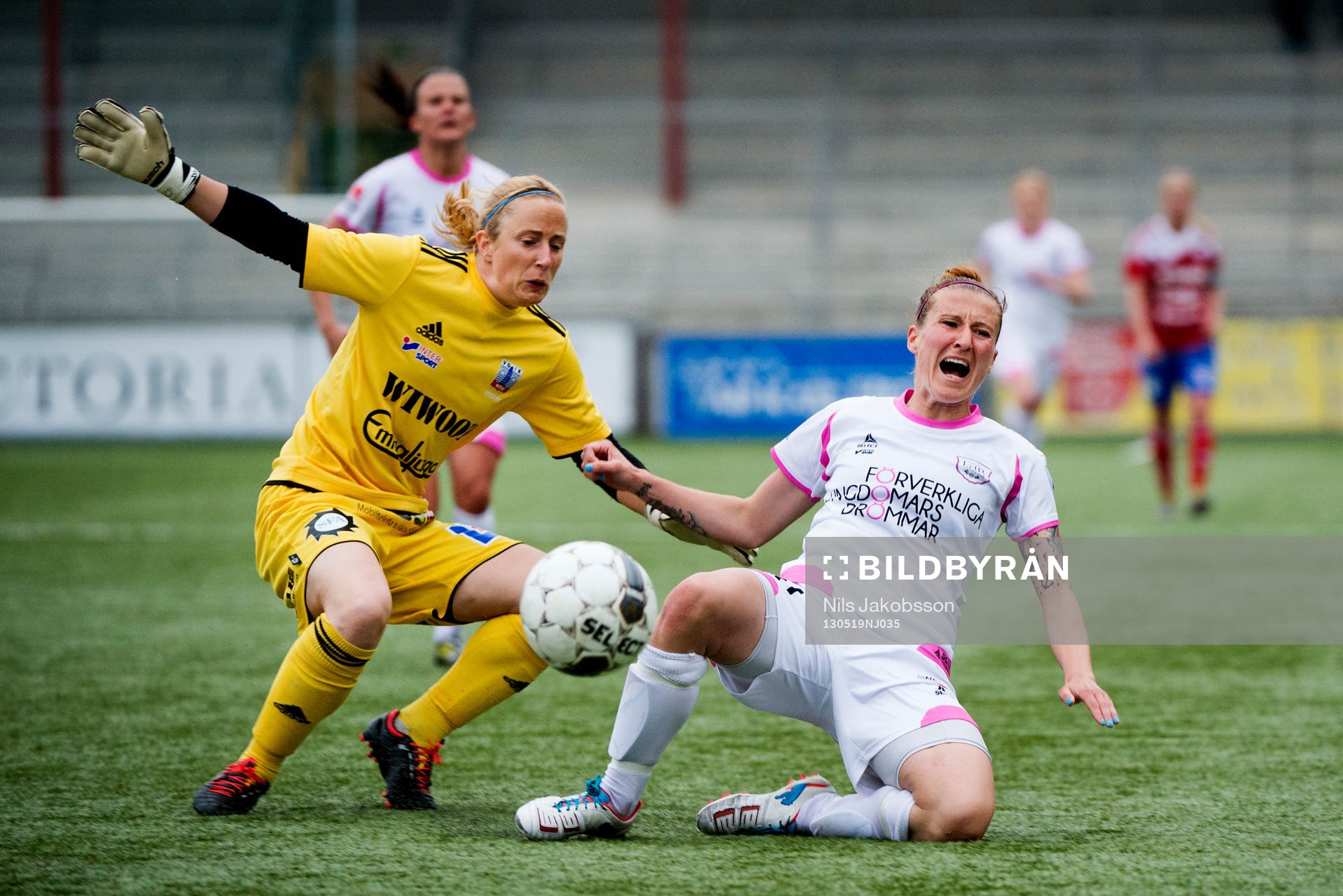 Loes Geurts, målvakt, Vittsjö, rusar ut och kolliderar