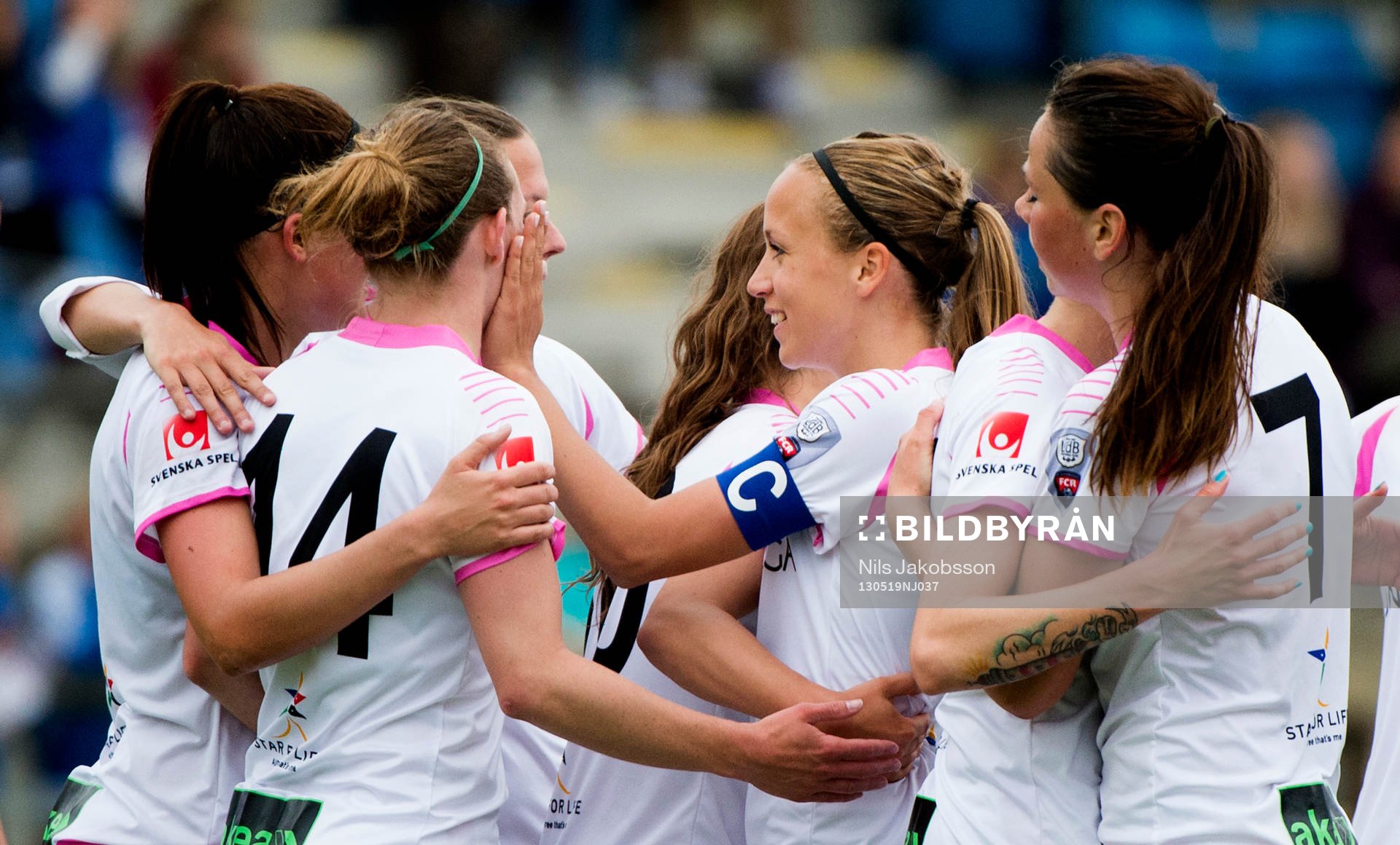 Malin Levenstad, lagkapten, klappar Manon Melis, LdB FC