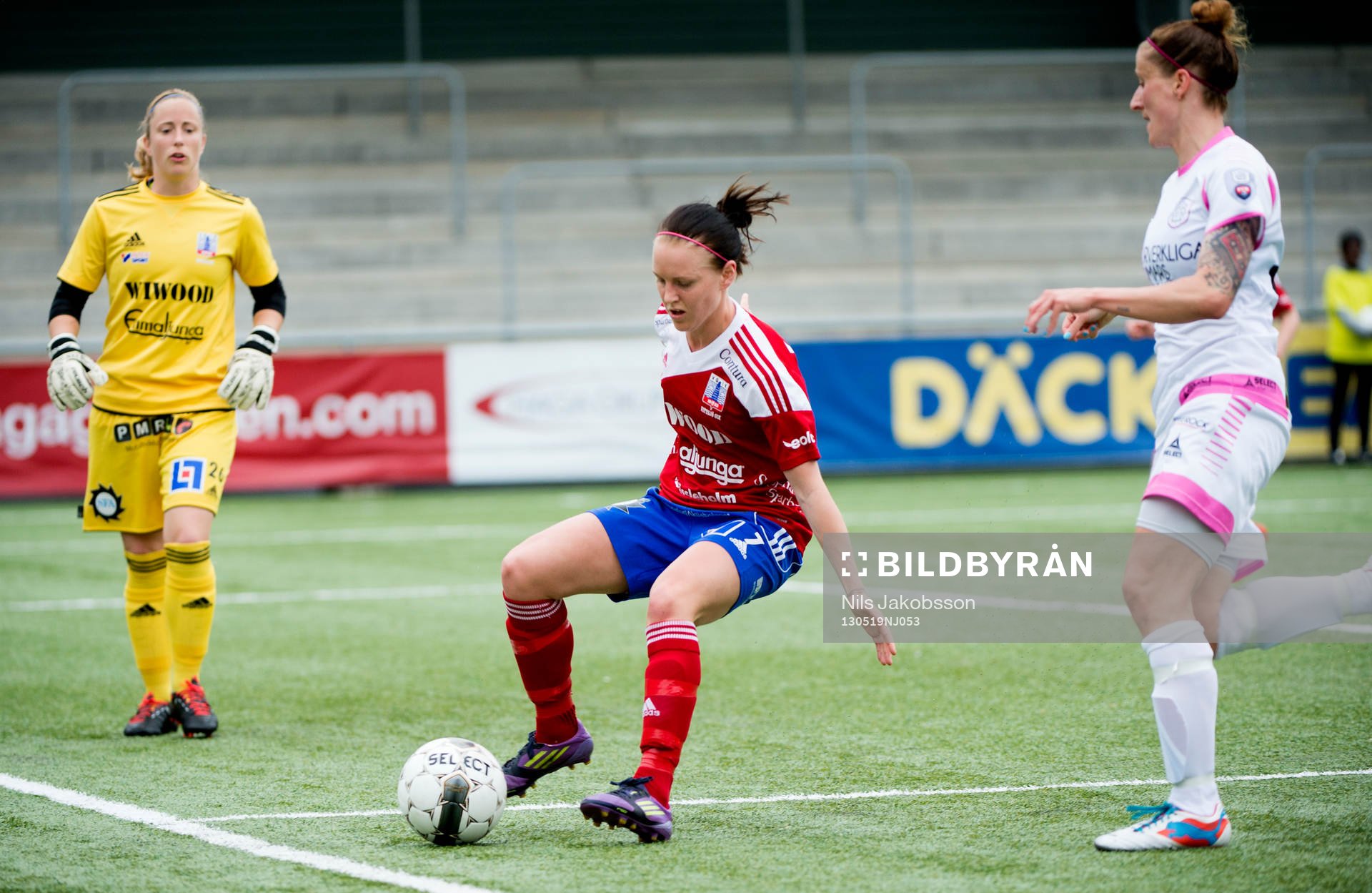 Louise Andersson, Vittsjö, täcker ut bollen