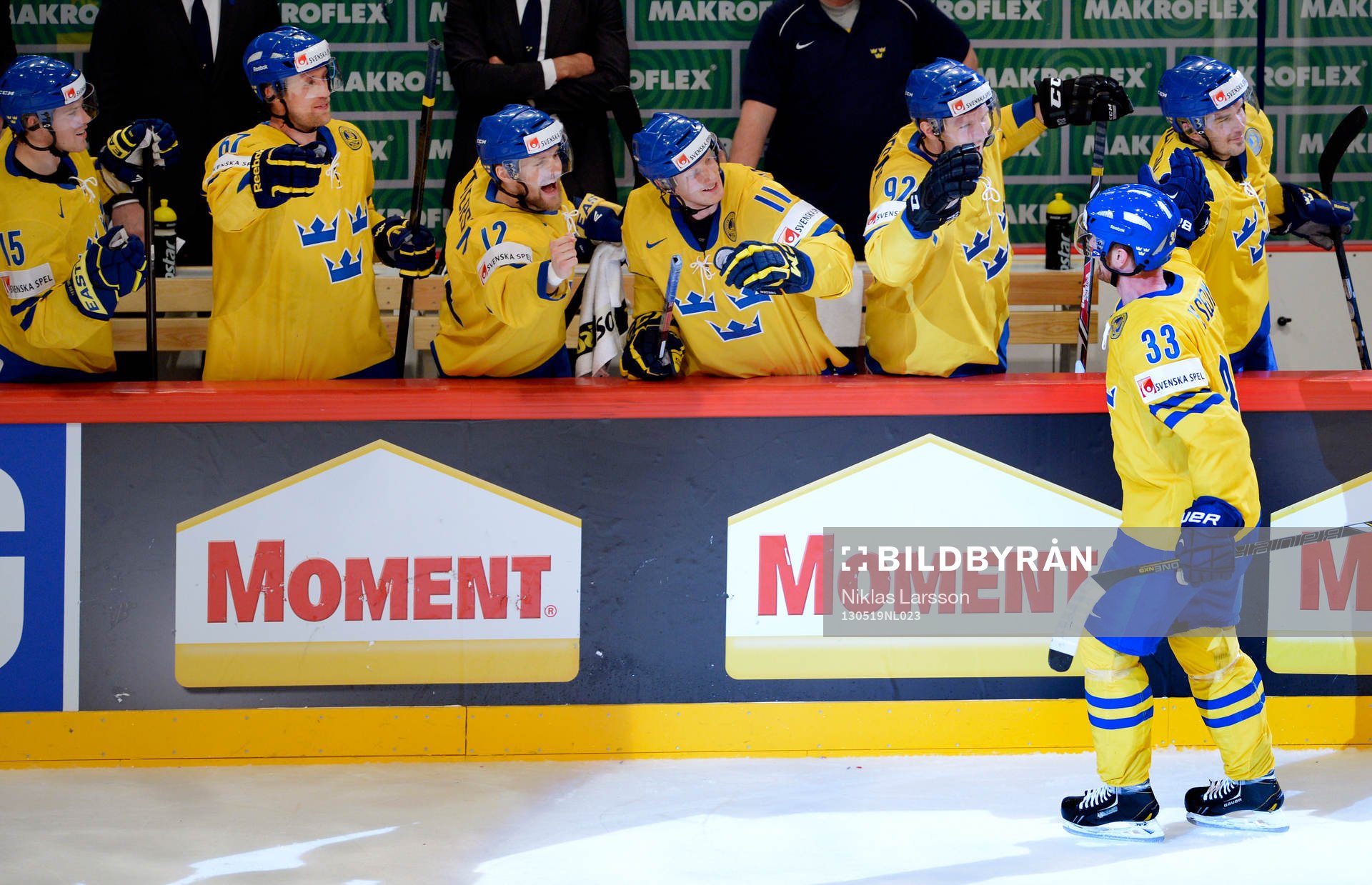 Henrik Sedin, Sverige, gör 2-1 och jublar med båset