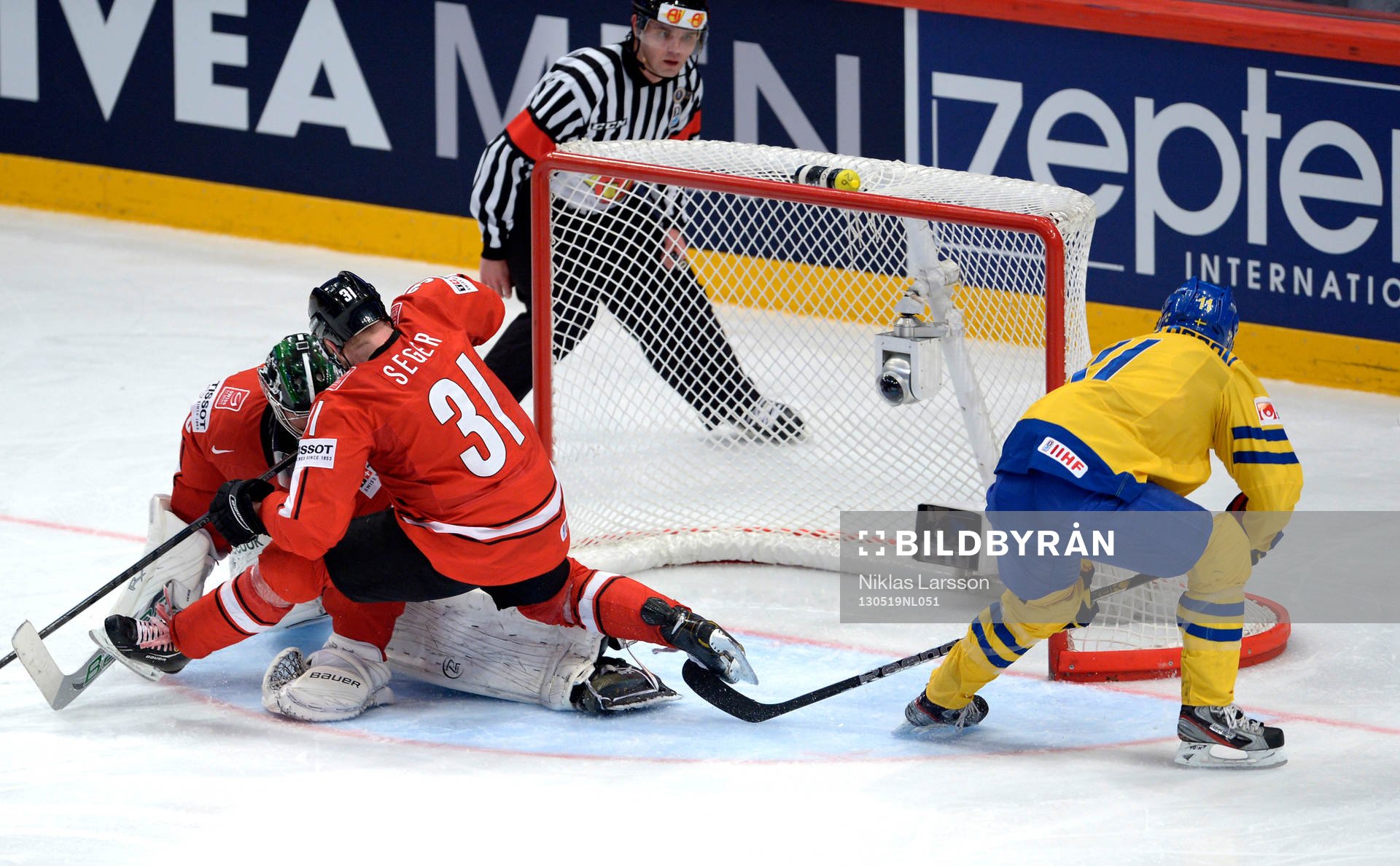 Simon Hjalmarsson, Sverige, gör 3-1.  Mathias Seger