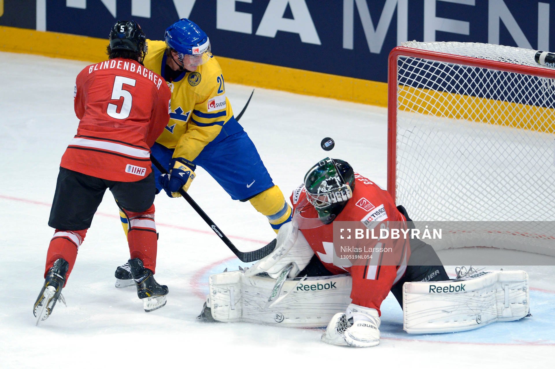 Loui Eriksson, Sverige, gör 4-1 bakom Martin Gerber,