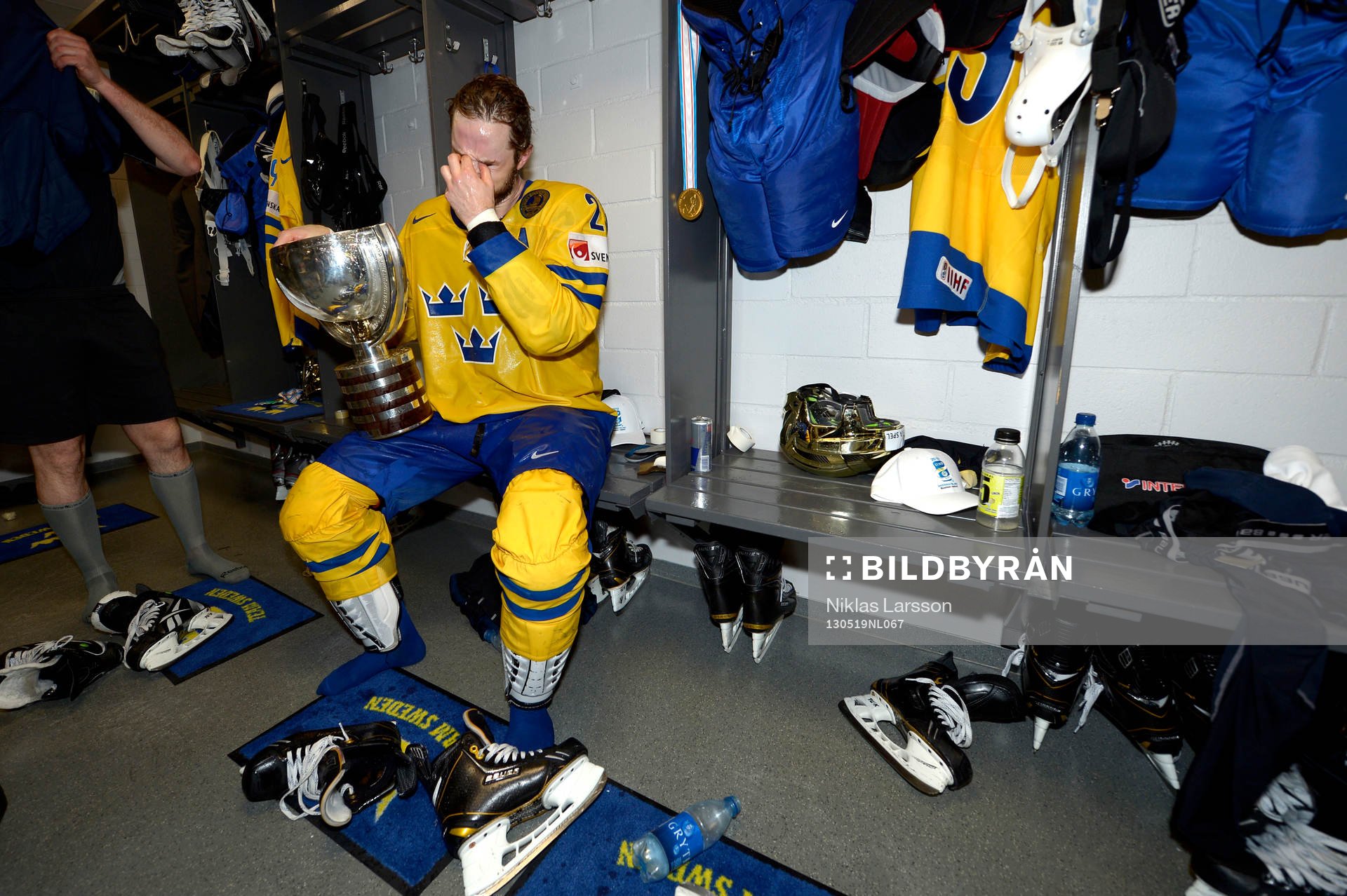 Niklas Persson, Sverige, med VM-bucklan har fått champagne