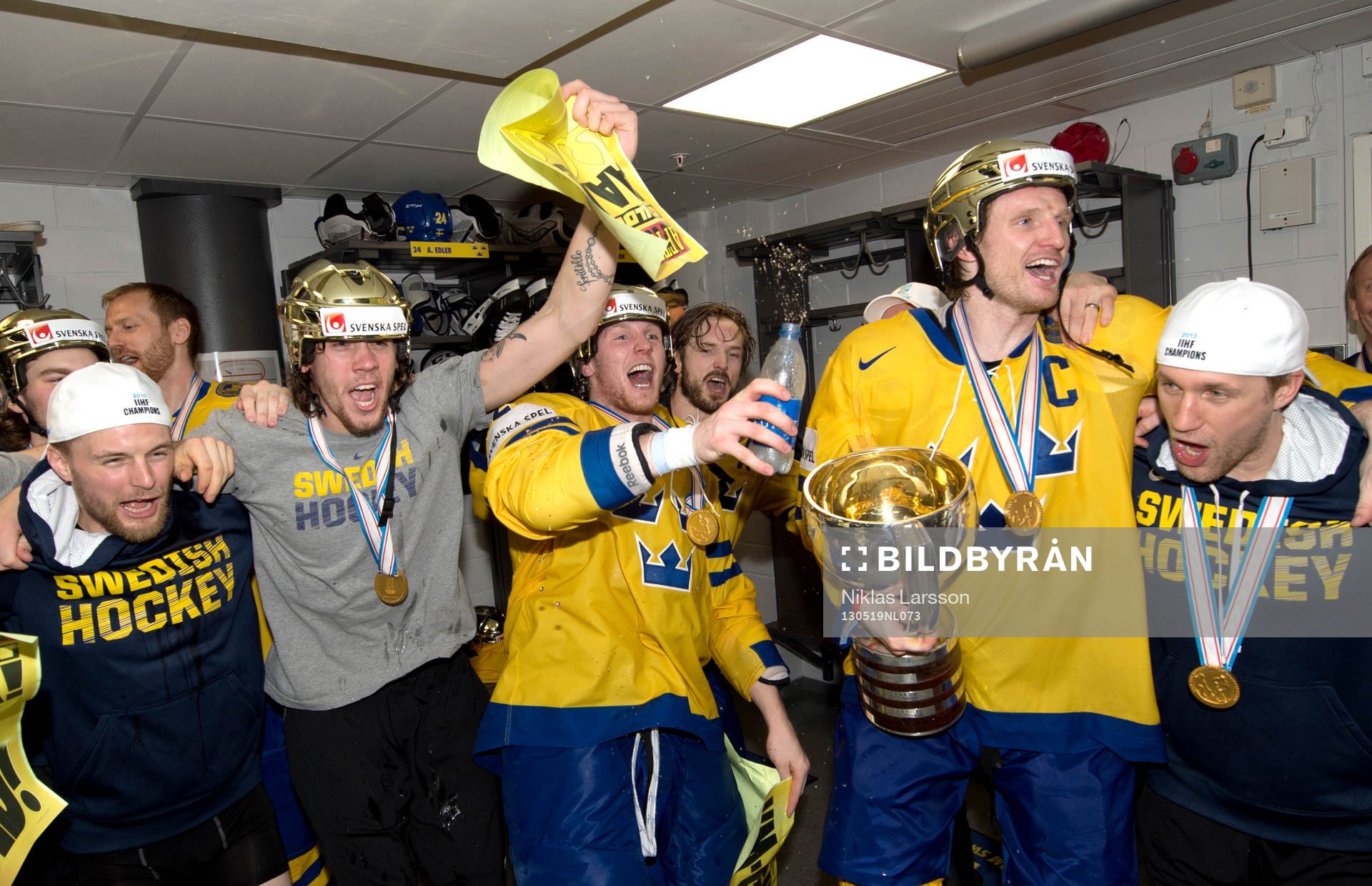 De svenska spelarna firar vm-guldet i omklädningsrummet