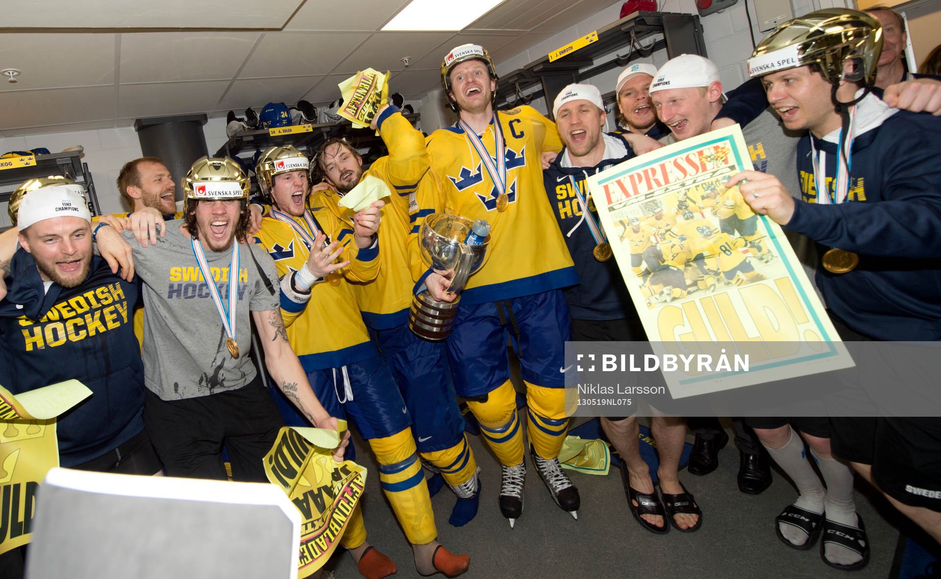 De svenska spelarna firar vm-guldet i omklädningsrummet