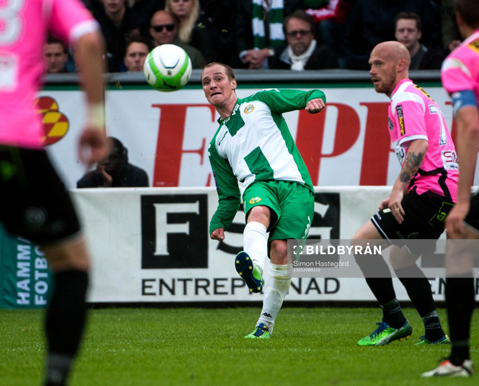Christoffer Carlsson, Hammarby, lägger ett skott mot mål