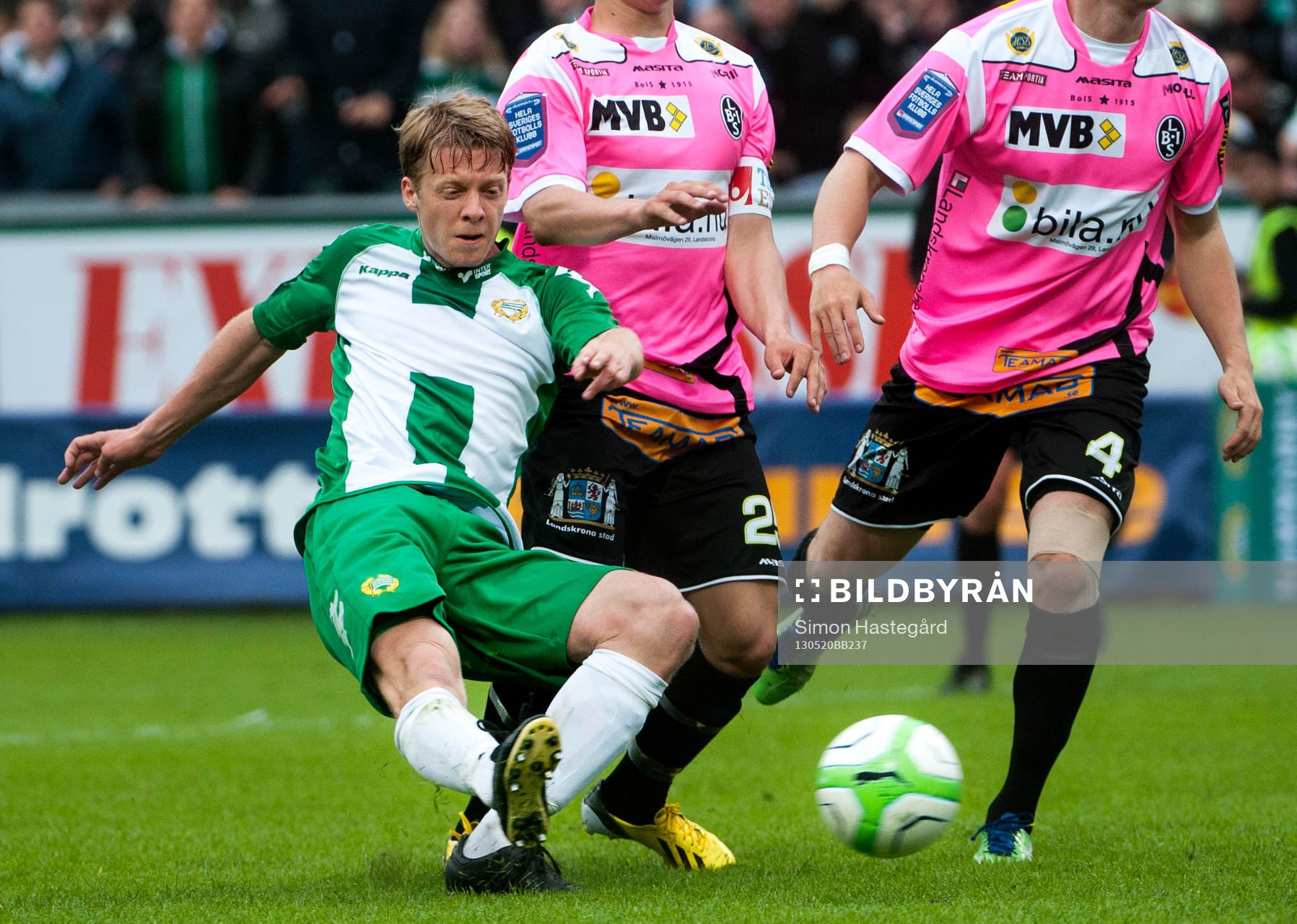 Mikael Rynell, Hammarby, lägger ett skott förbi två