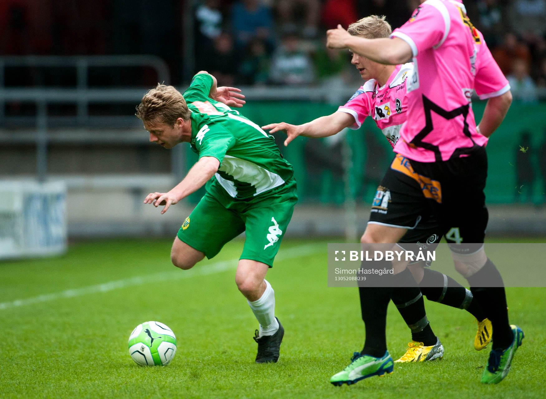 Mikael Rynell, Hammarby, blir neddragen av en