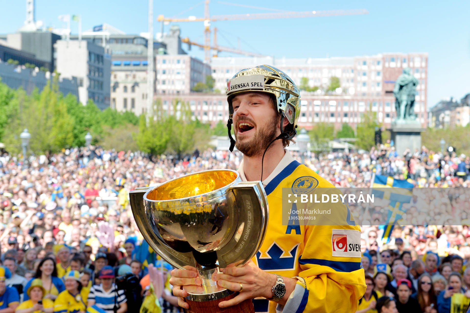 Niklas Persson och de svenska spelarna firar VM-guldet i