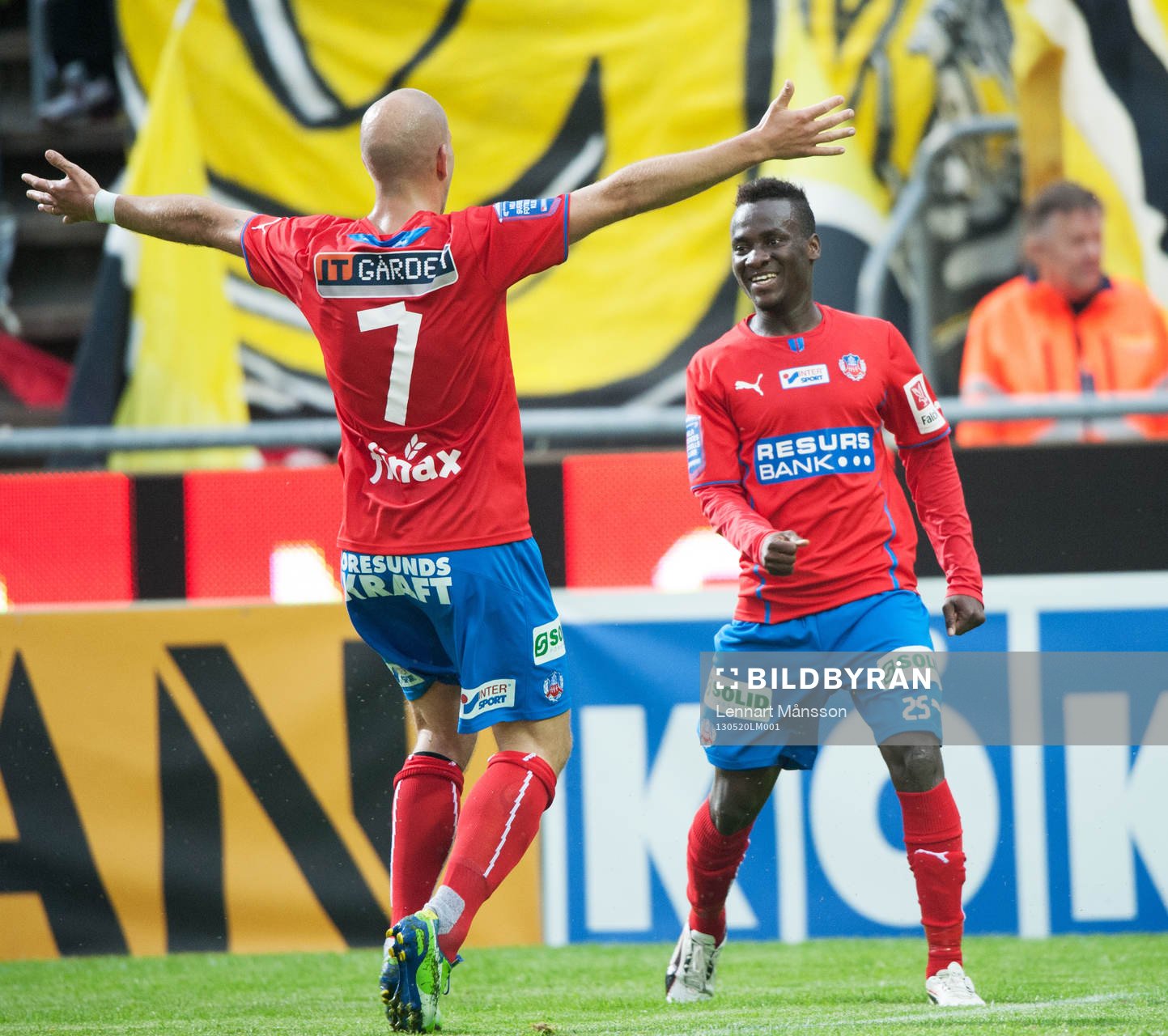2-1, David Accam, Helsingborg, som grattas av Mattias