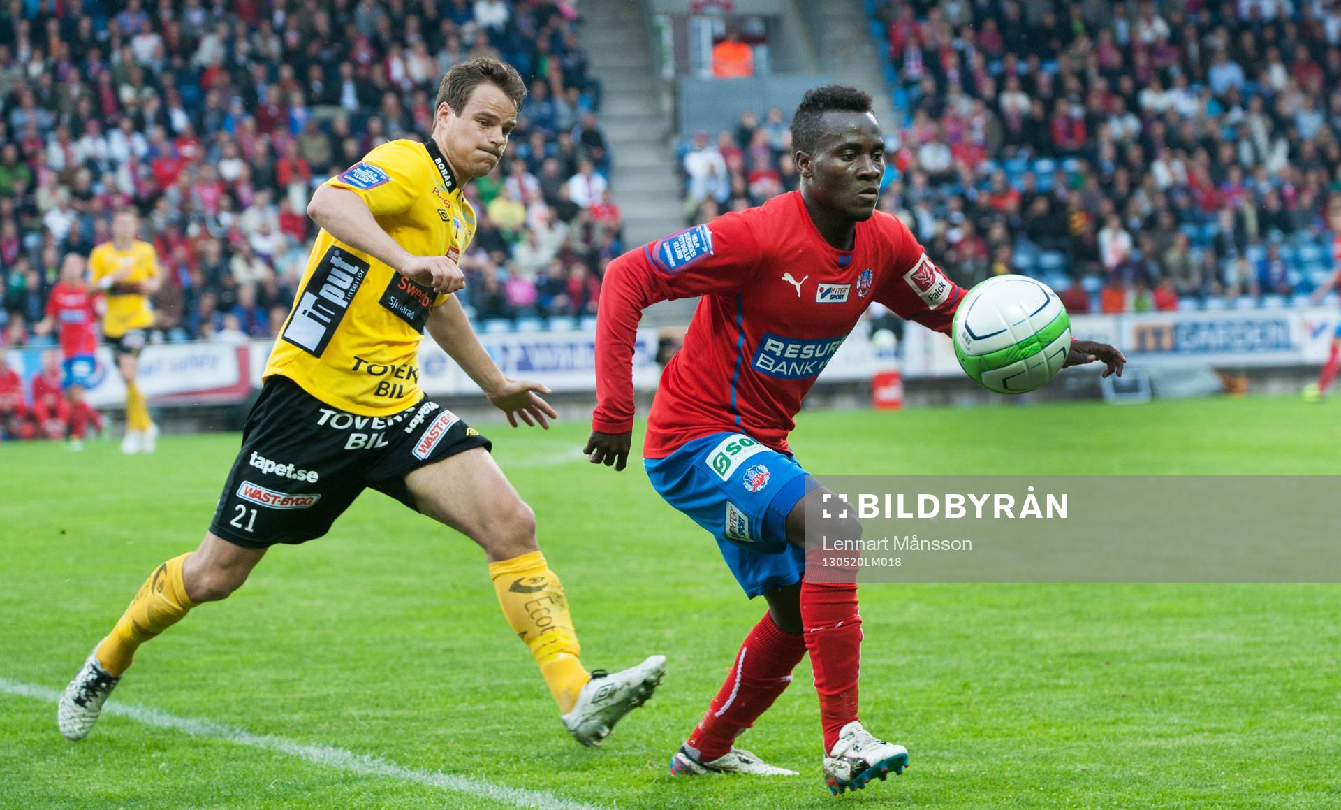 David Accam, Helsingborg, steget före Henning Hauger,