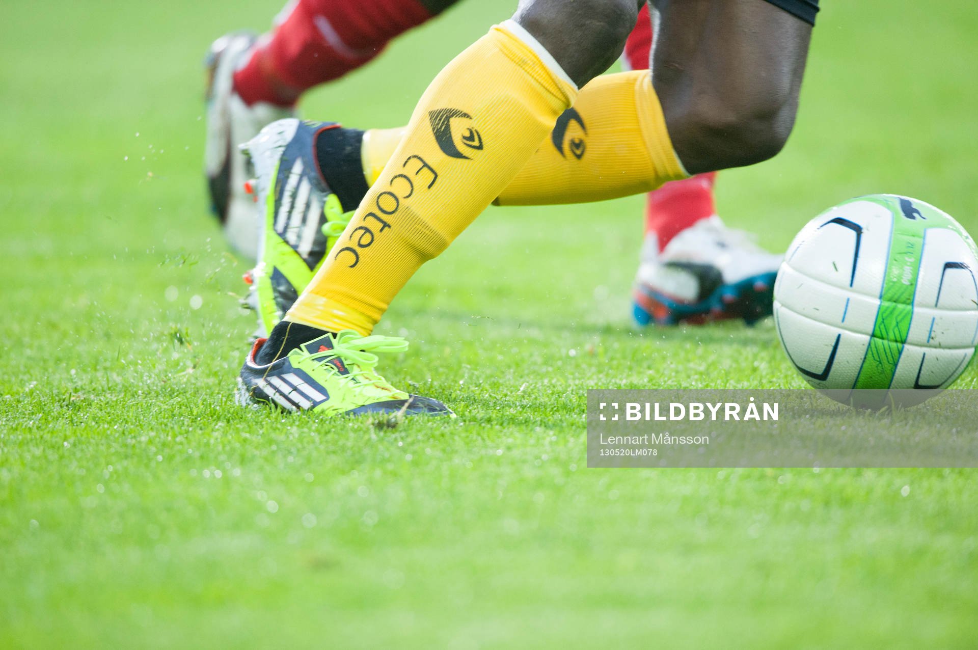 Fotboll, allsvenskan, Helsingborg - Elfsborg: Fot, boll, fotbollsskor, fotbollsstrumpor, gräs, gräsmatta