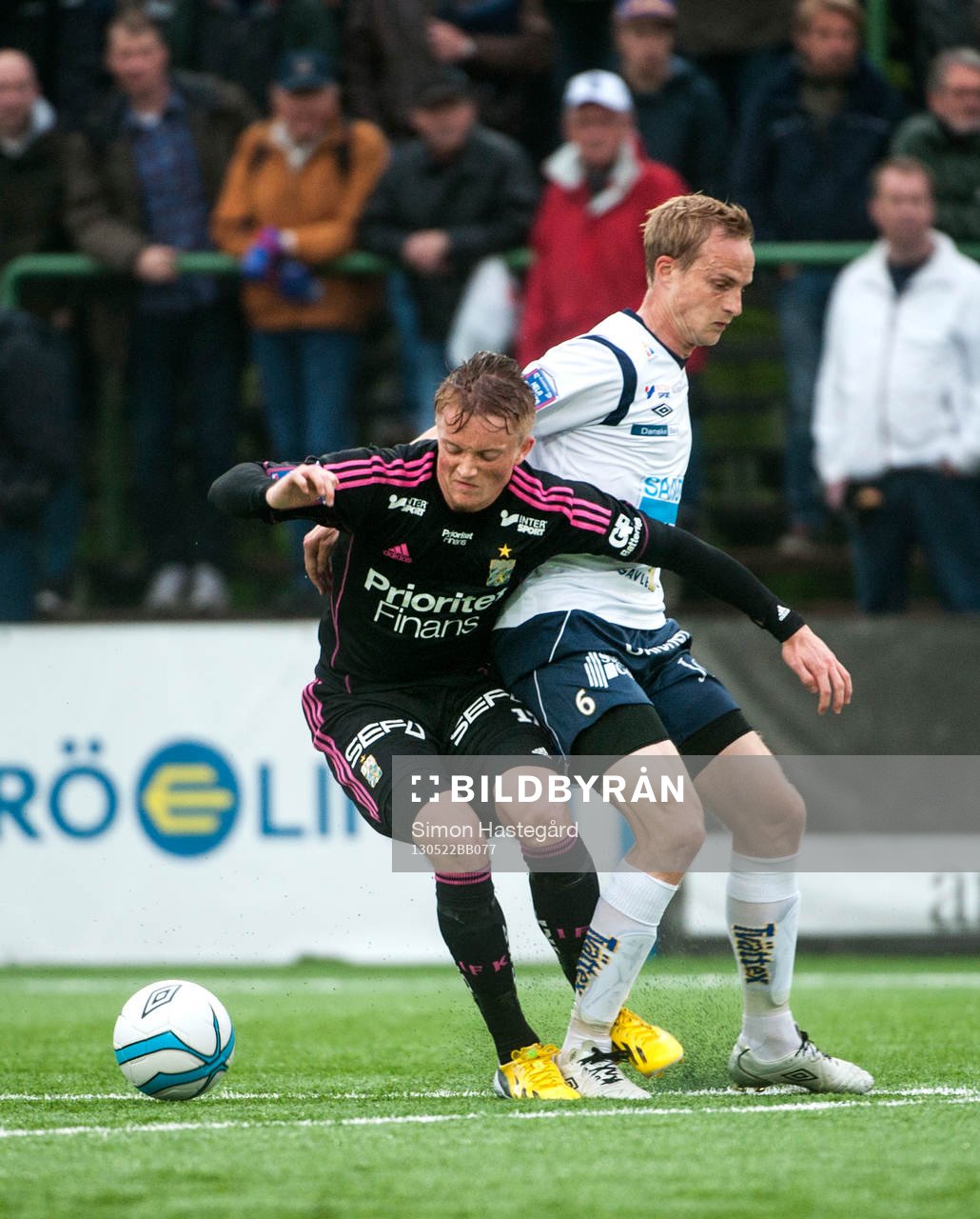 Sam Larsson, IFK Göteborg, och Pär Asp, Gefle, i en duell