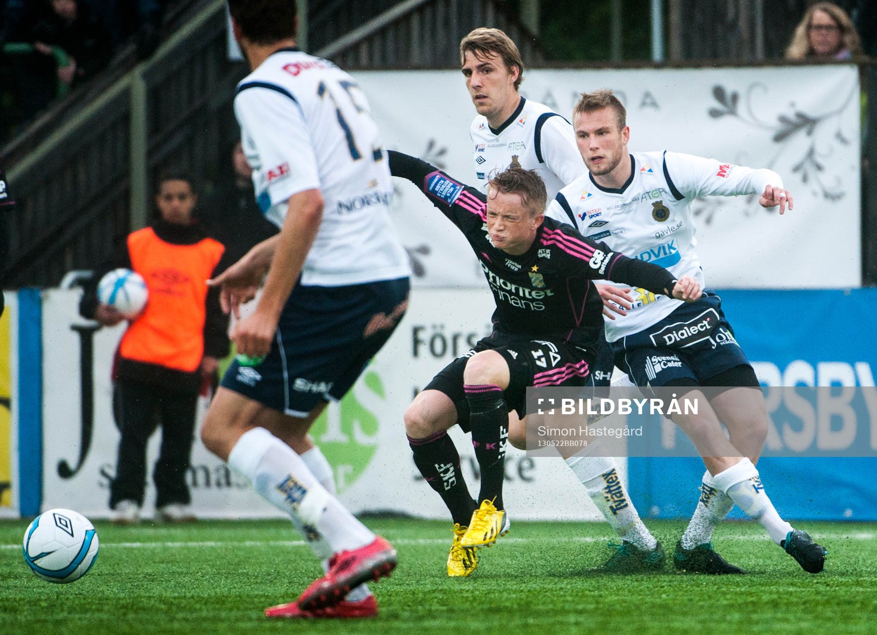 Sam Larsson, IFK Göteborg, blir tacklad utav Alexander