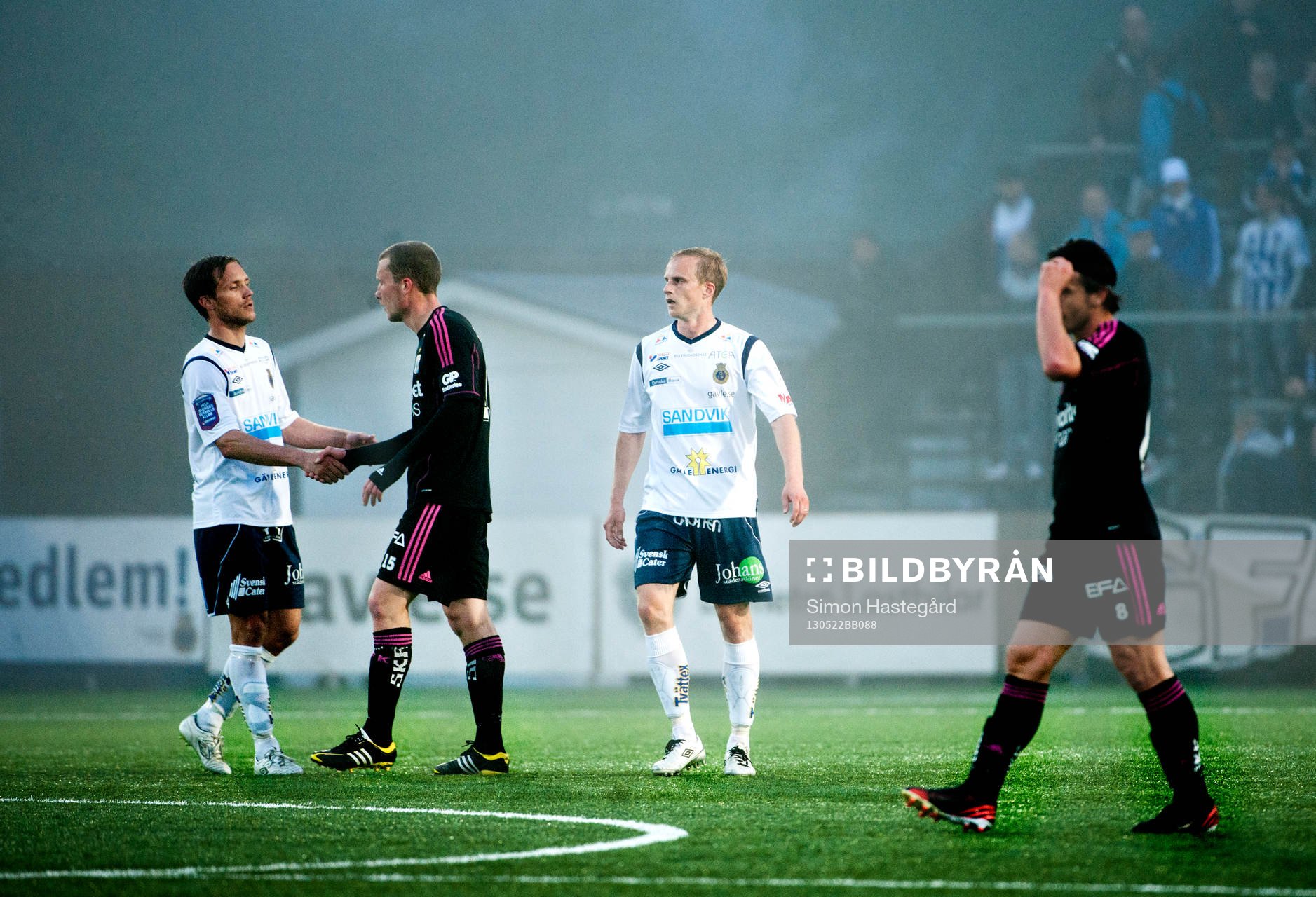 IFK Göteborg-spelarna och Gefle-spelarna tackar varandra