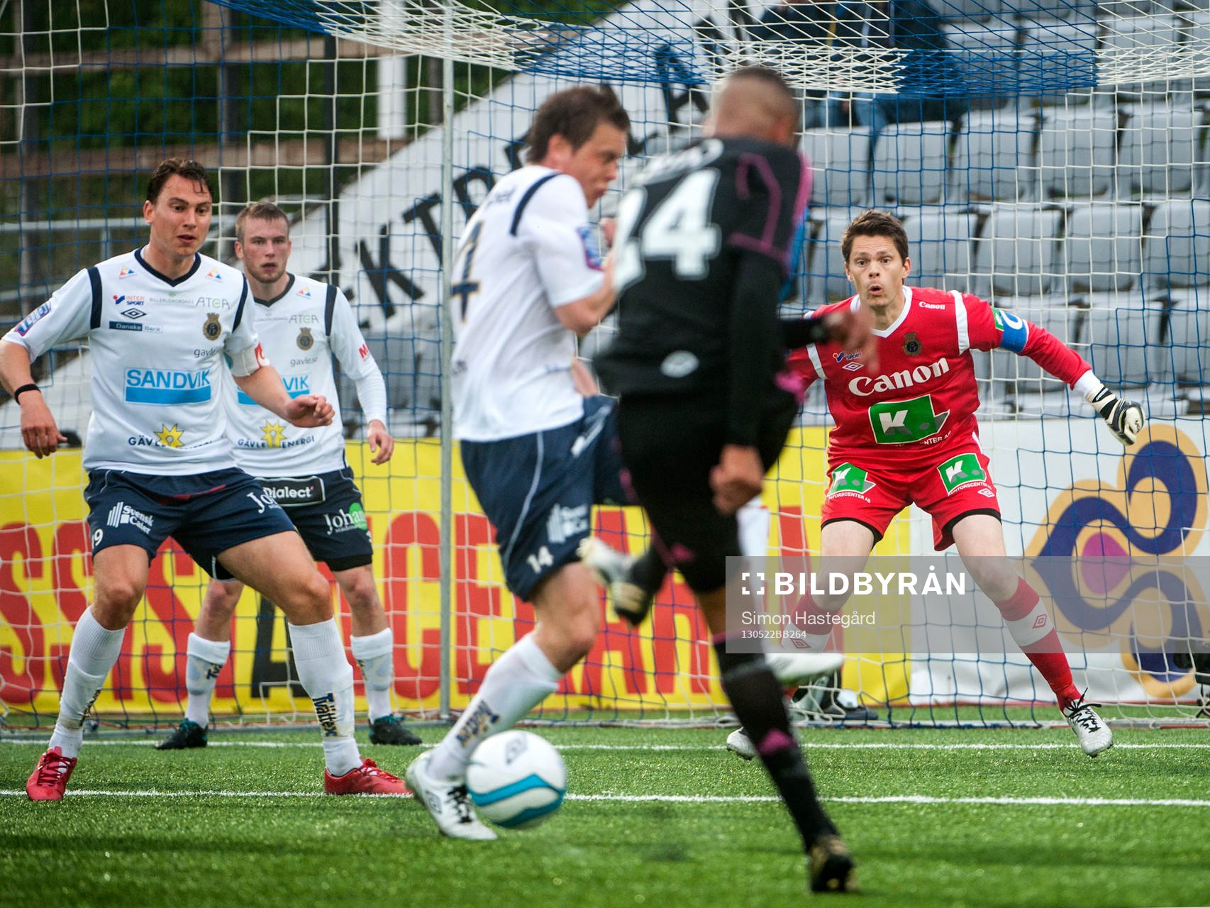 Mattias Hugosson, målvakt, Gefle ser på när Mikael