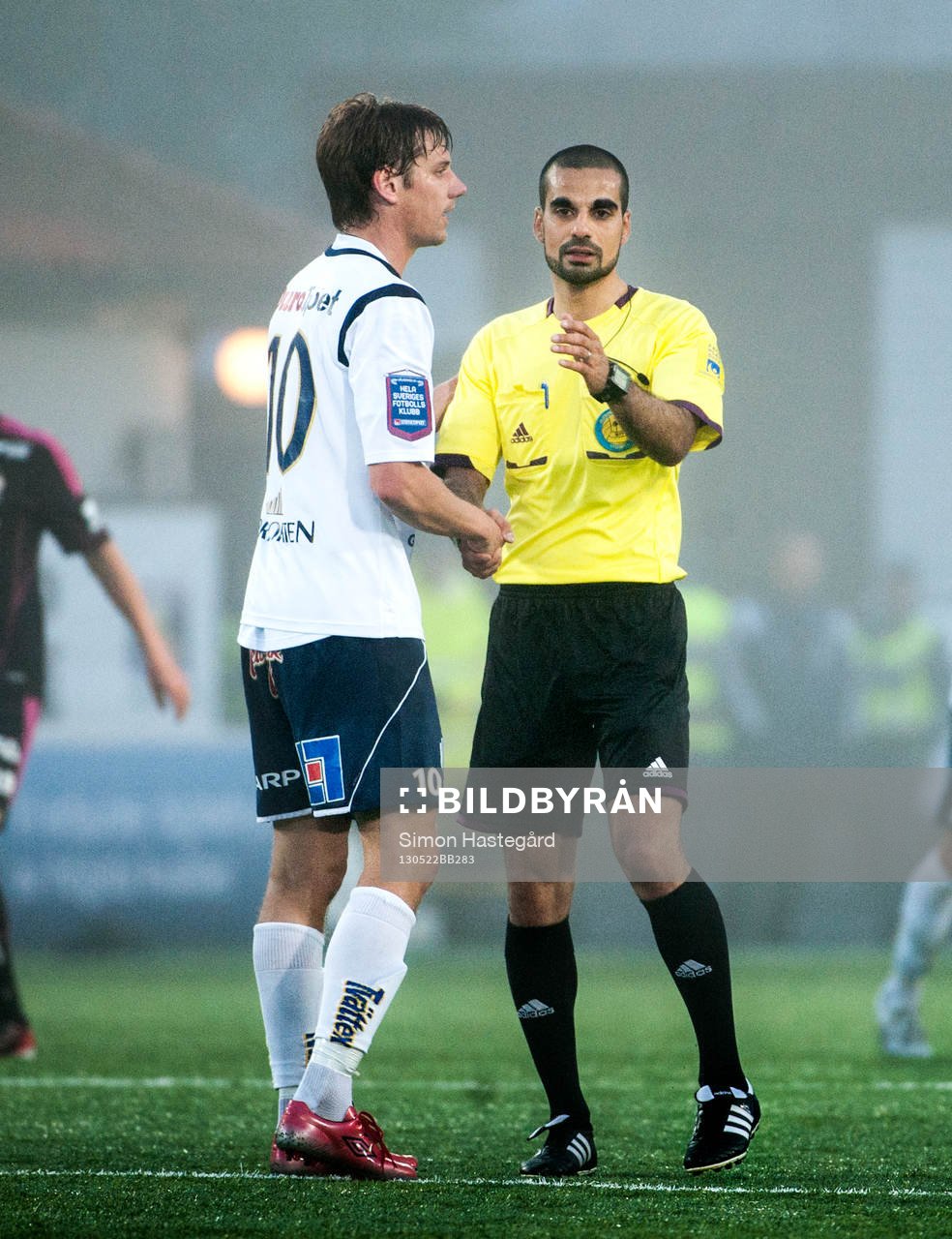 Jakob Orlov, Gefle, skakar hand med Mohammed Al-Hakim,