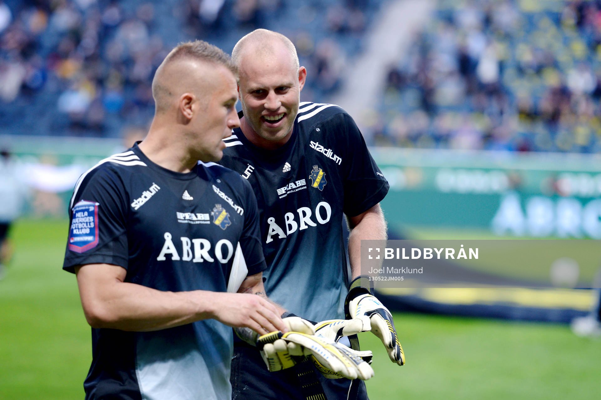 Lee Baxster, målvaktstränare och den nya målvakten Christian Frealdsson, AIK, i den allsvenska fotbollsmatchen mellan AIK och Djurgården 22 maj 2013 i Stockholm.