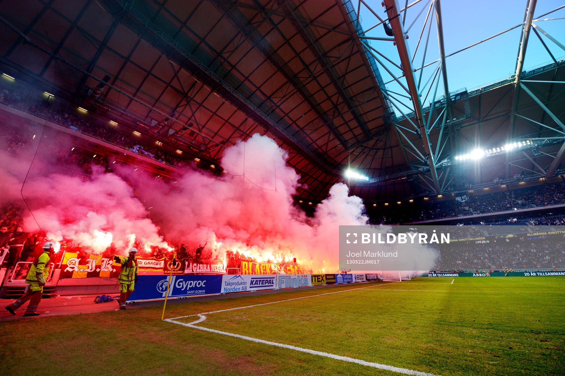Massor av bengaler tänds av AIK-fansen i