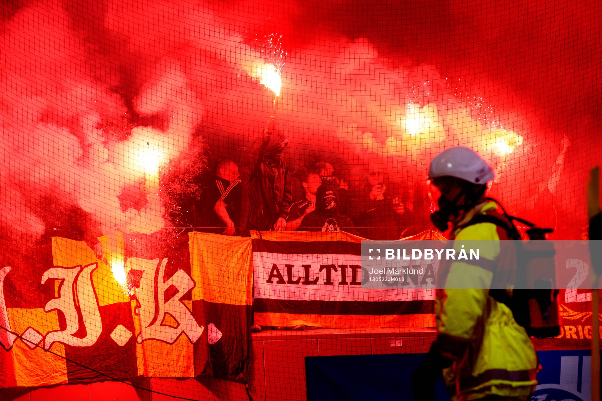 Massor av bengaler tänds av AIK-fansen och spelet stoppas i