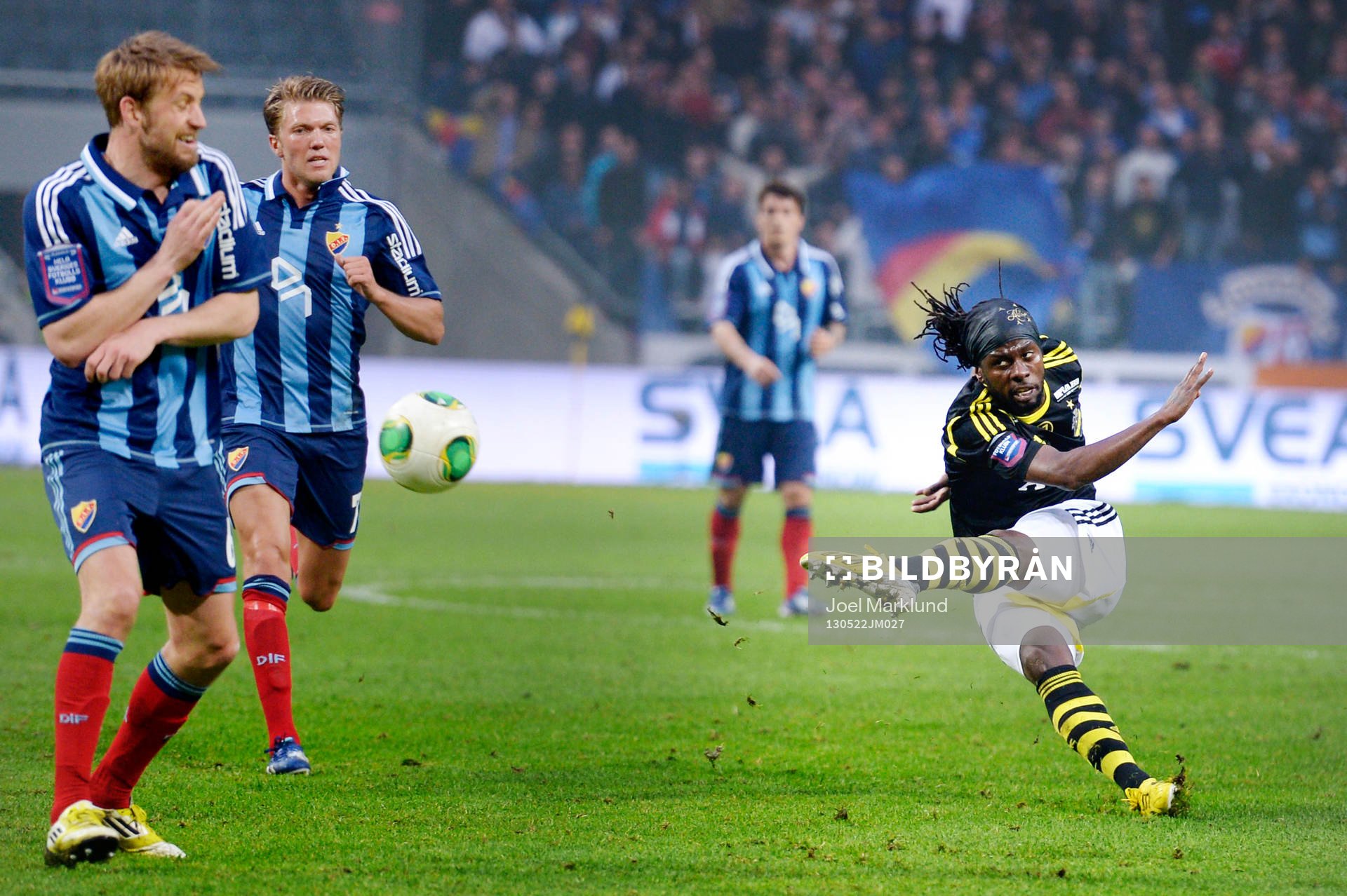 Martin Kayongo-Mutumba, AIK skjuter mot mål, Peter Nymann