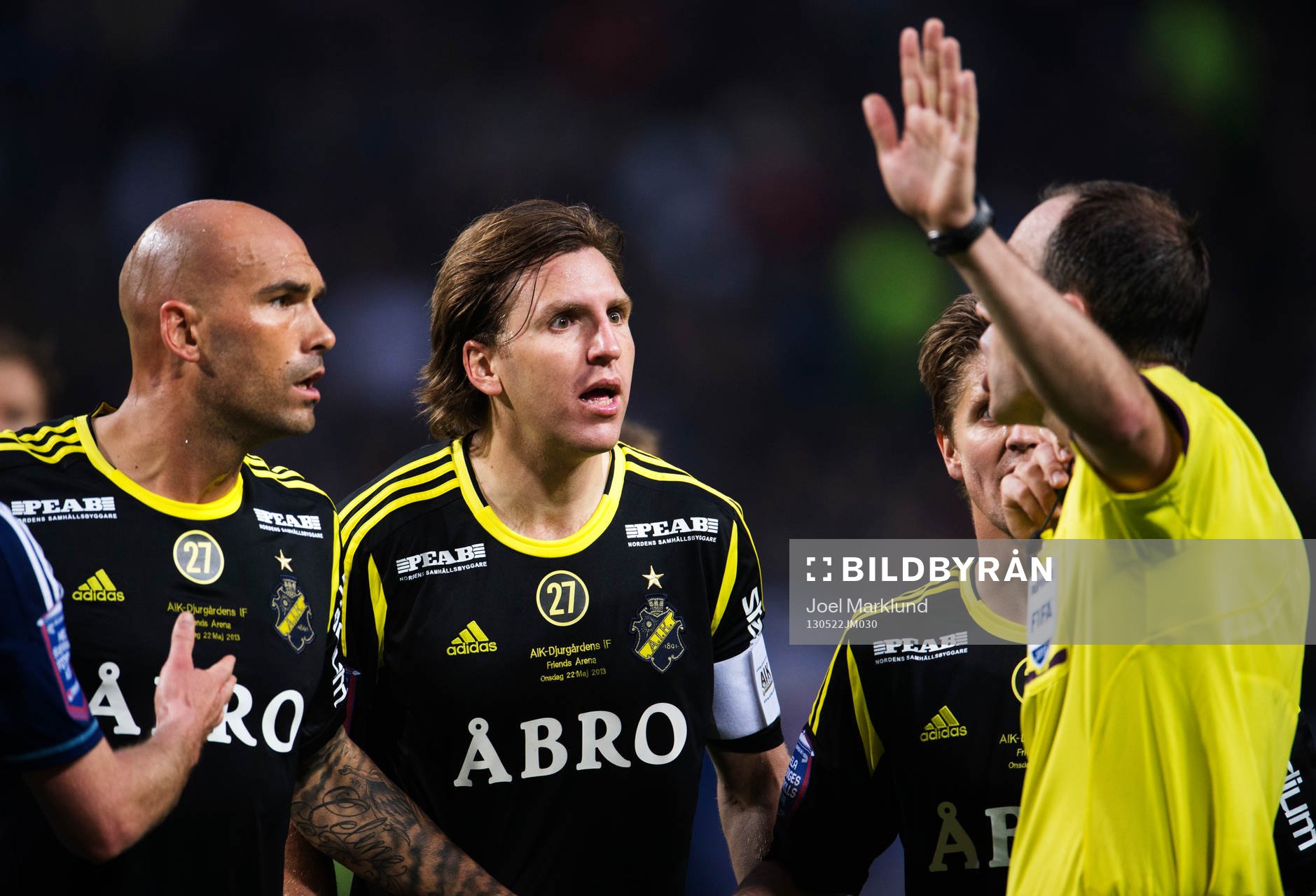 Upprörda spelare är framme och klagar hos domaren Jonas