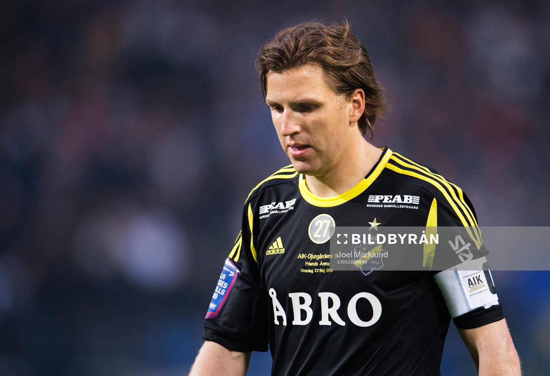 Nils-Eric Johansson och hans lagkamrater i AIK spelar med