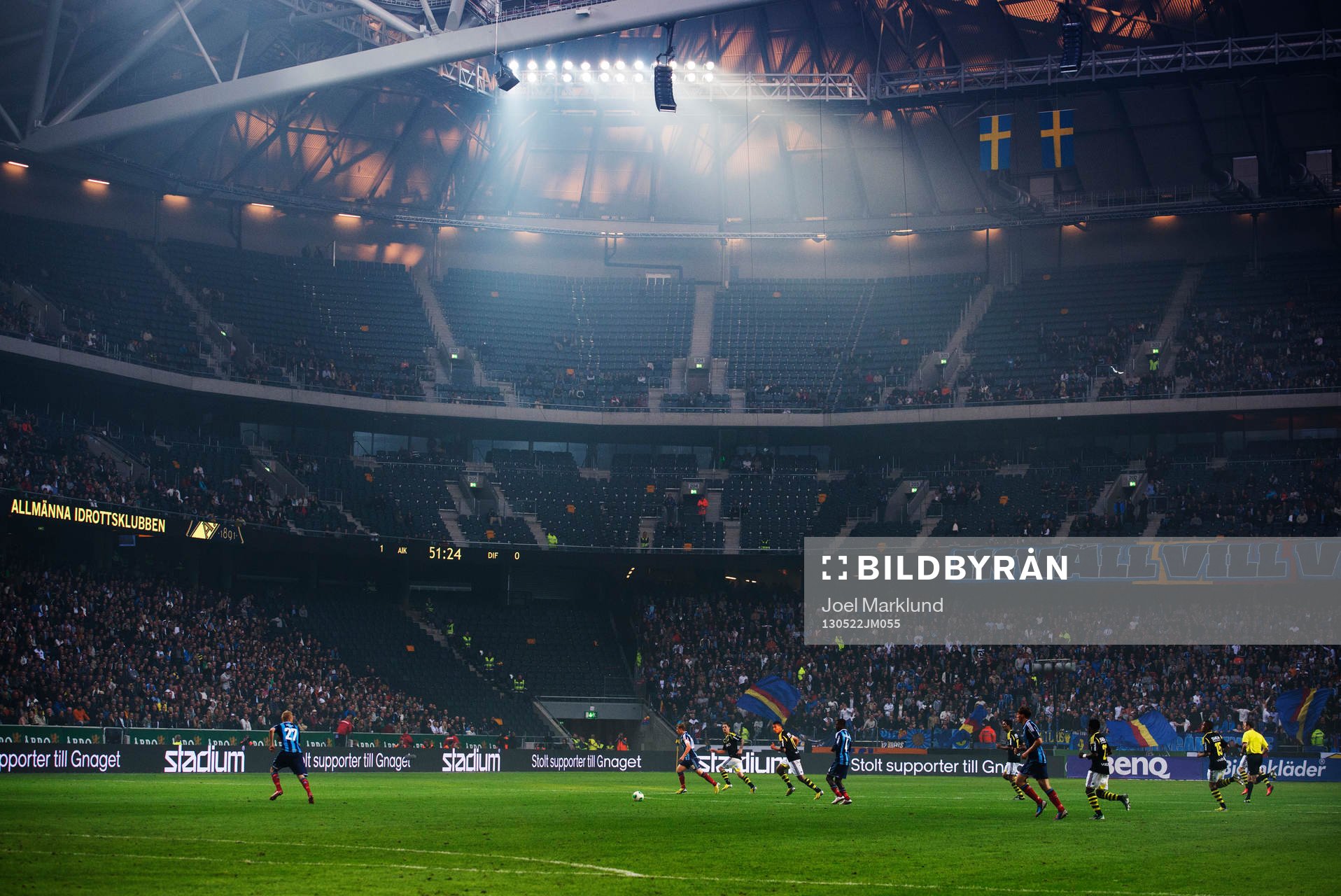 Ljus strömmar in över planen på Friends Arena i