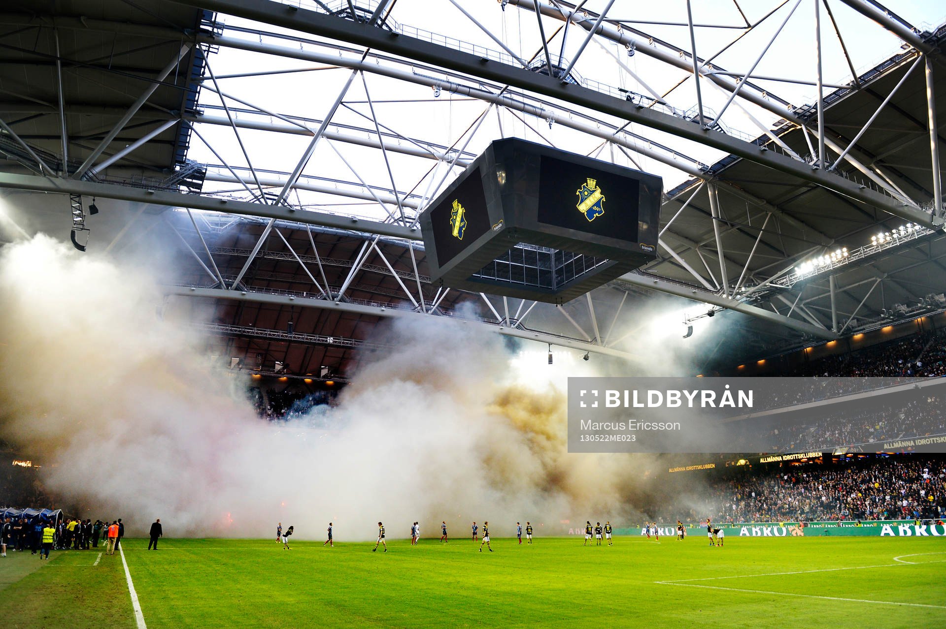 Massor av bengaler tänds av AIK-fansen och spelet stoppas