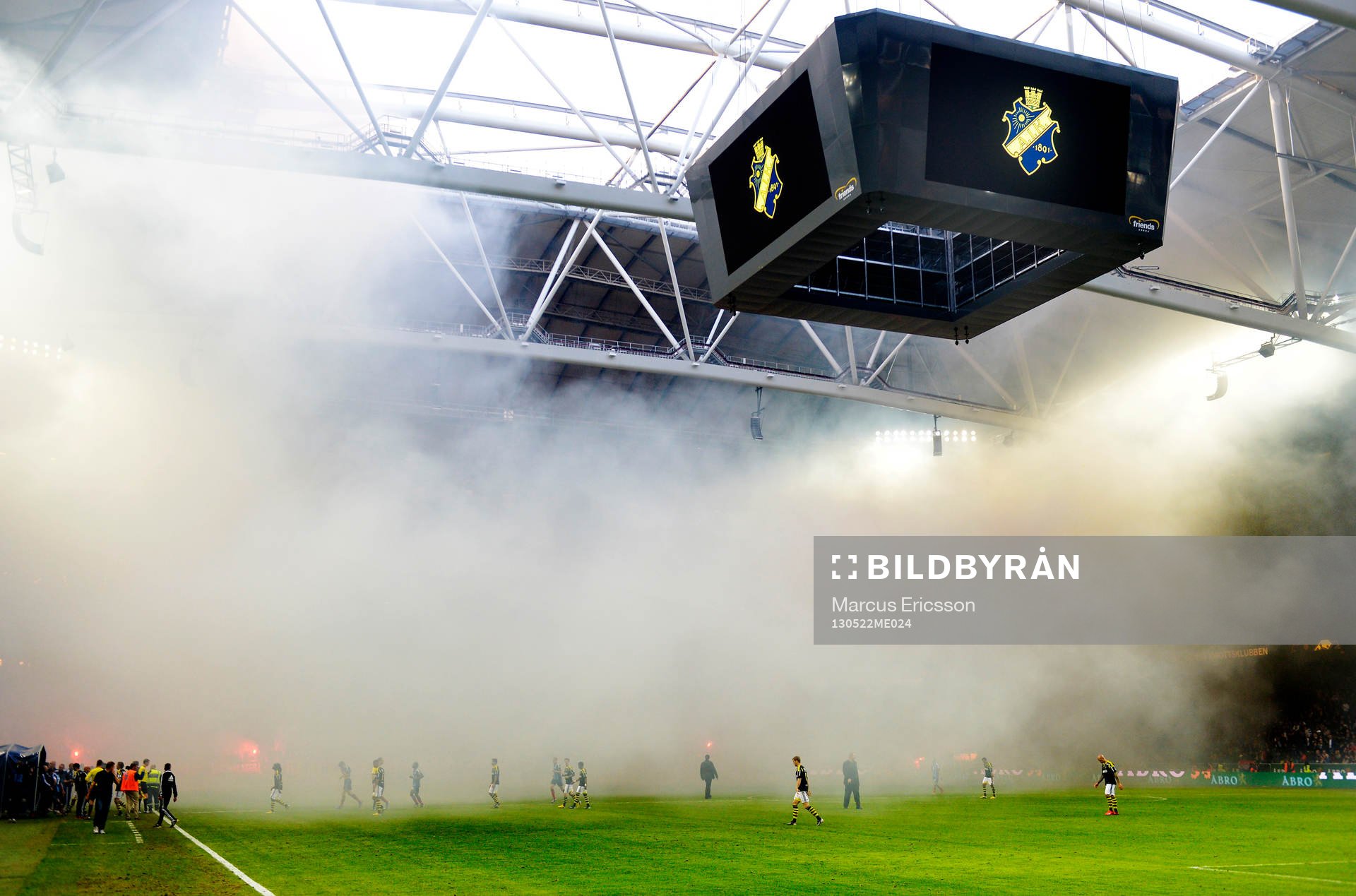 Massor av bengaler tänds av AIK-fansen och spelet stoppas