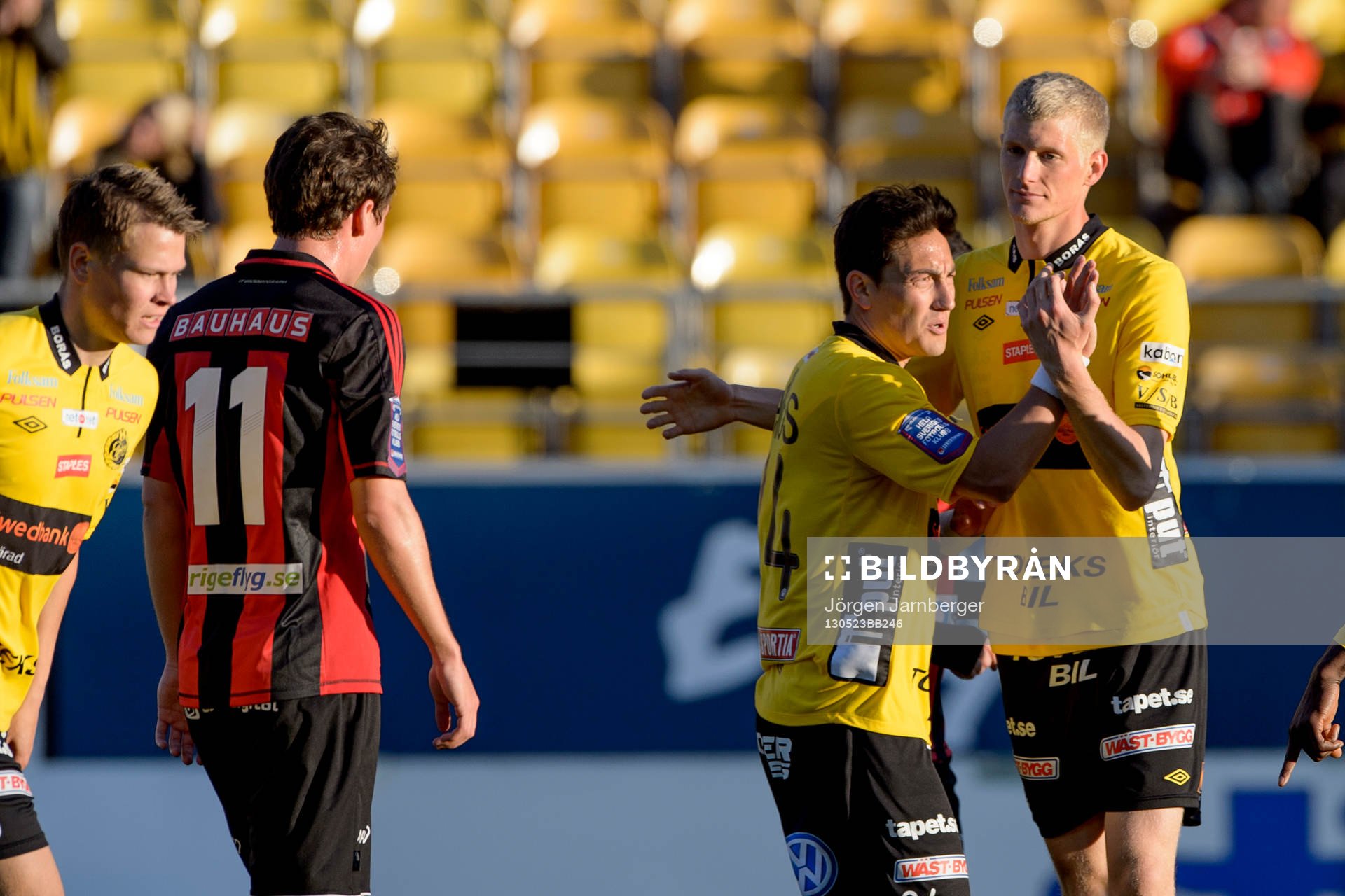 Stefan Ishizaki gratulerar Tom Söderberg, Elfsborg