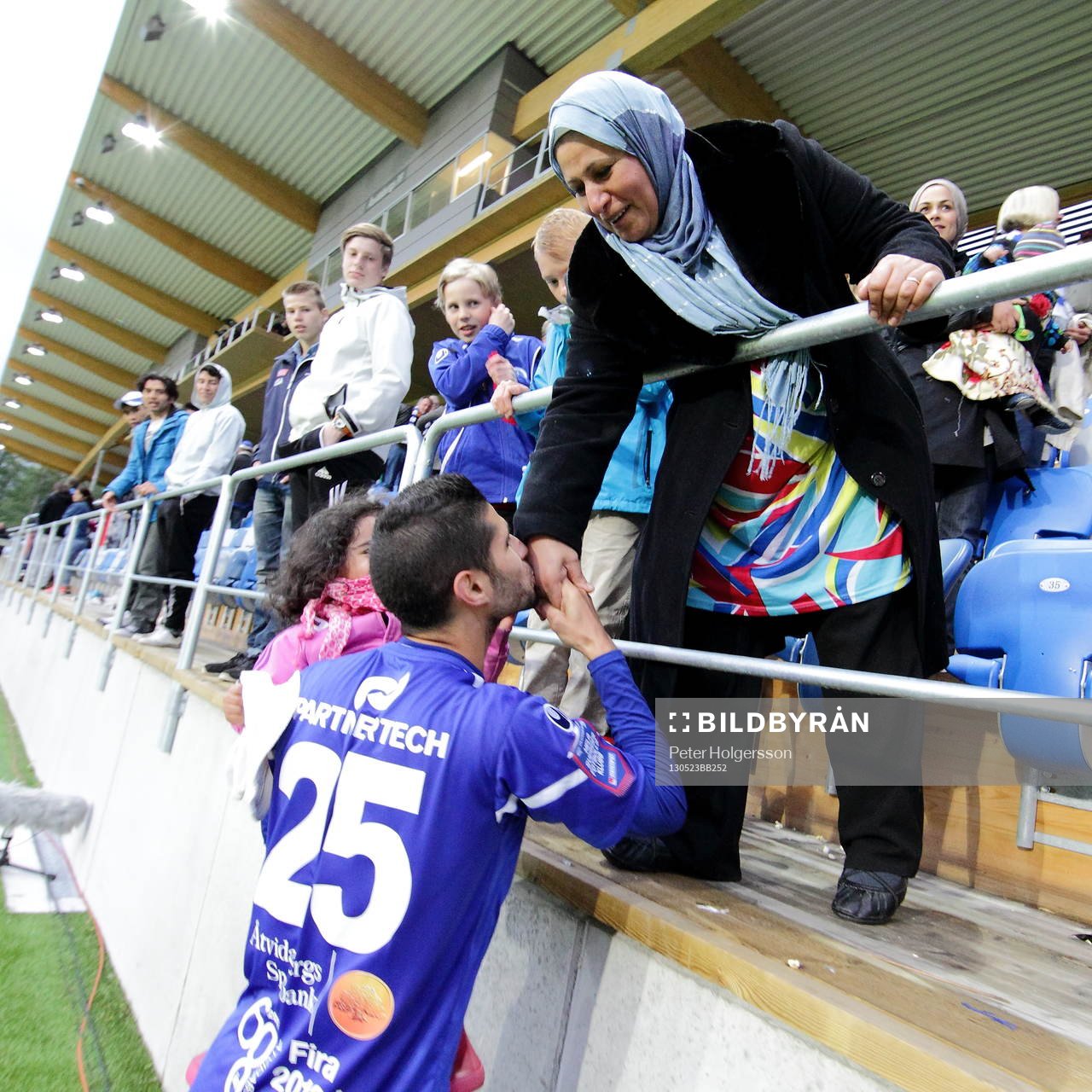 Matchvinnare Åtvidaberg Imad Zatara med dotter och mor