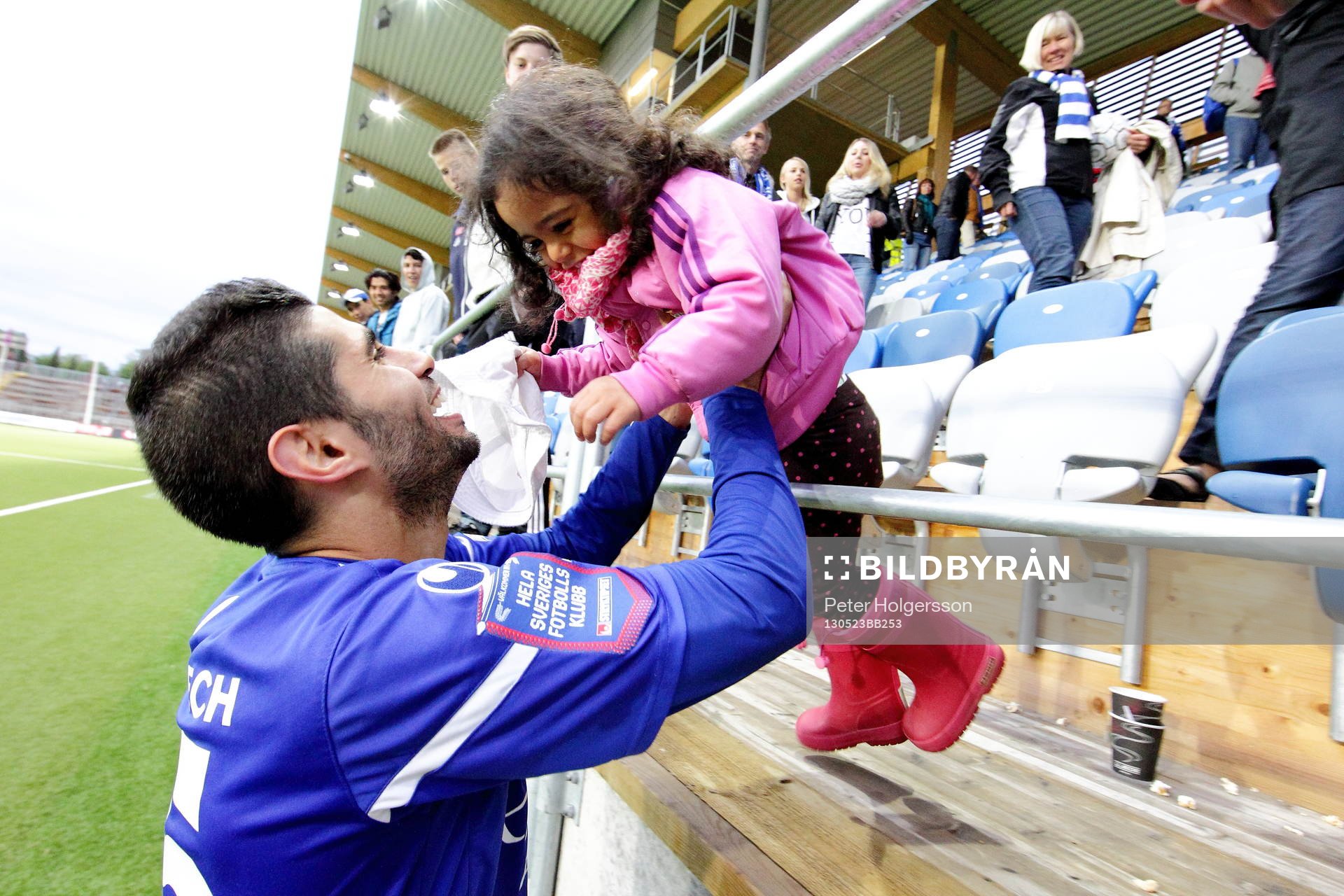 Matchvinnare Åtvidaberg Imad Zatara med dotter