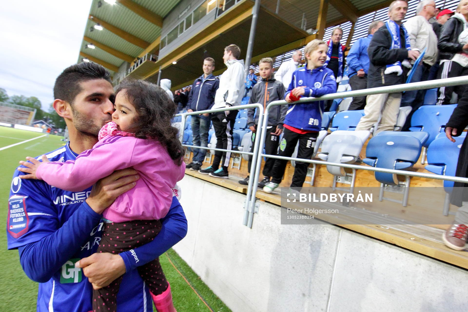 Matchvinnare Åtvidaberg Imad Zatara med dotter