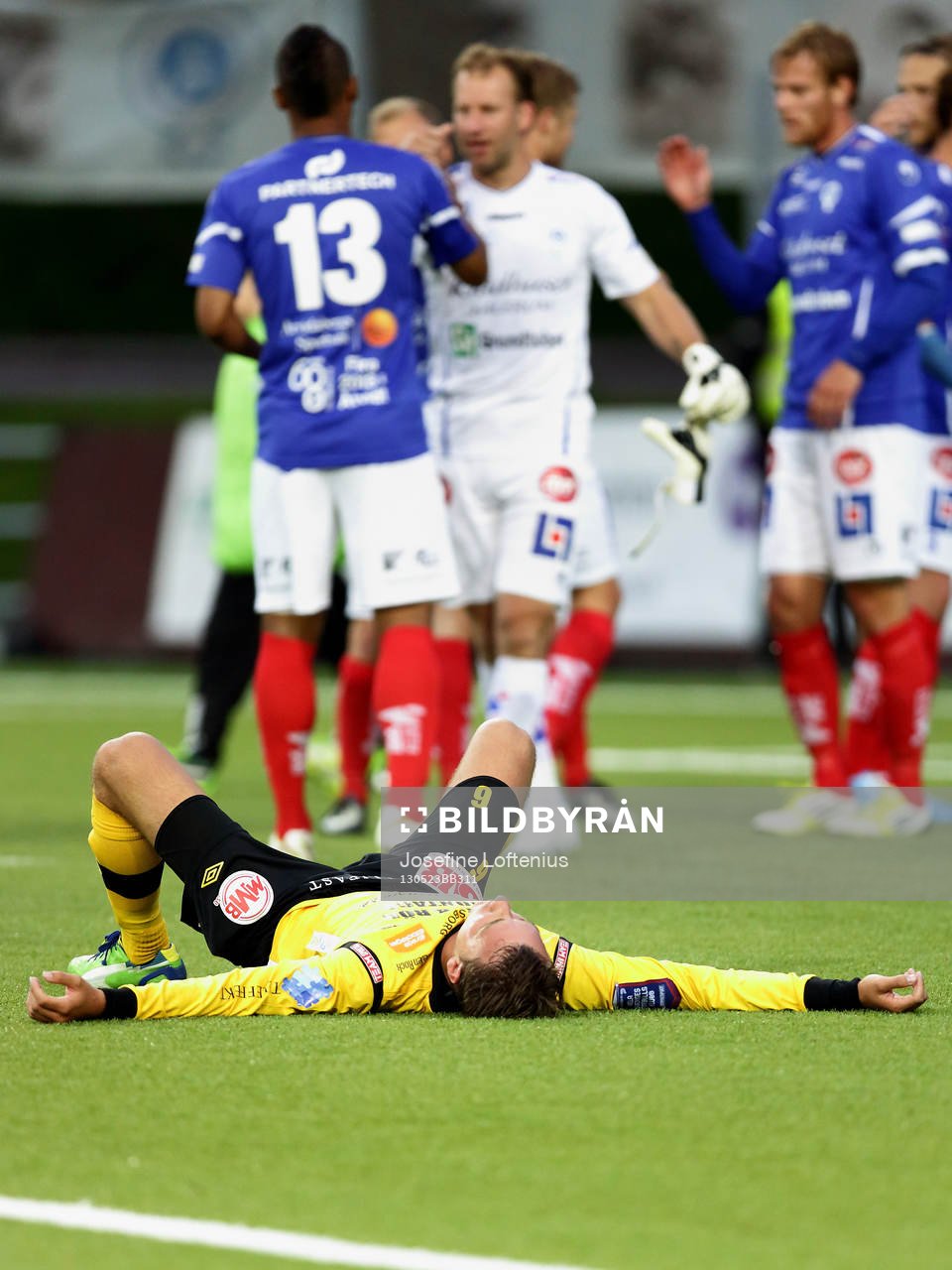 En besviken Åtvidaberg Mohamed Abubakari på rygg medan
