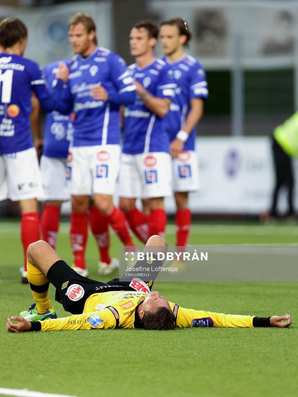 En besviken Åtvidaberg Mohamed Abubakari på rygg medan