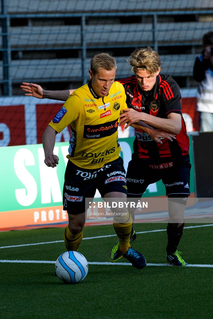 Fotboll, Allsvenskan, Elfsborg - Brommapojkarna: Andreas Klarström, Elfsborg i kamp med Tim Björkström, Brommapojkarna.