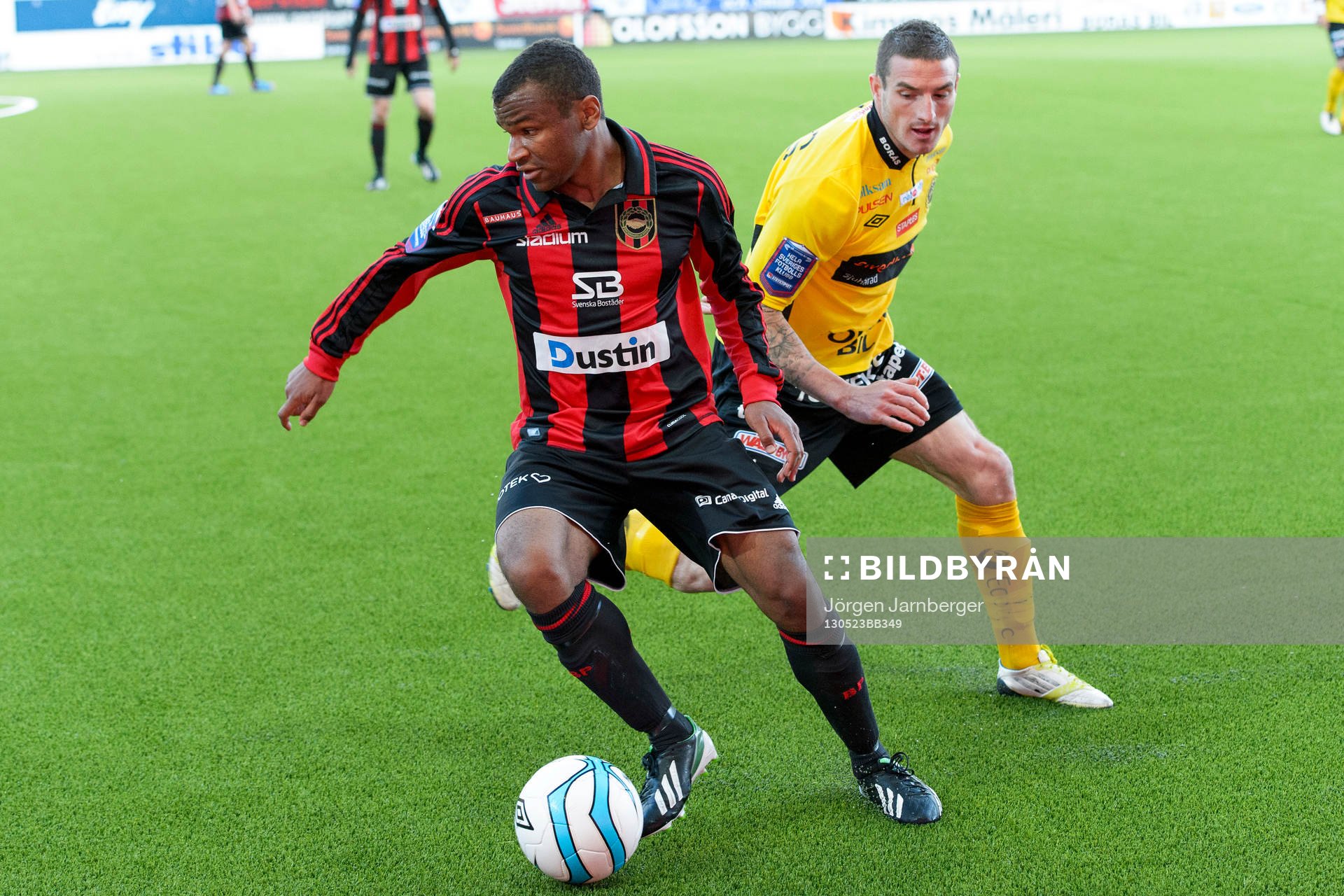 Serge-Junior Martinsson Ngouali, Brommapojkarna jagas av