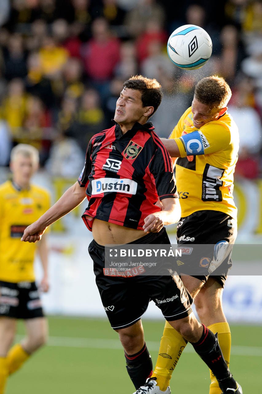 Fotboll, Allsvenskan, Elfsborg - Brommapojkarna: Nickduell mellan Mauricio Albornoz, Brommapojkarna och Anders Svensson, Elfsborg.