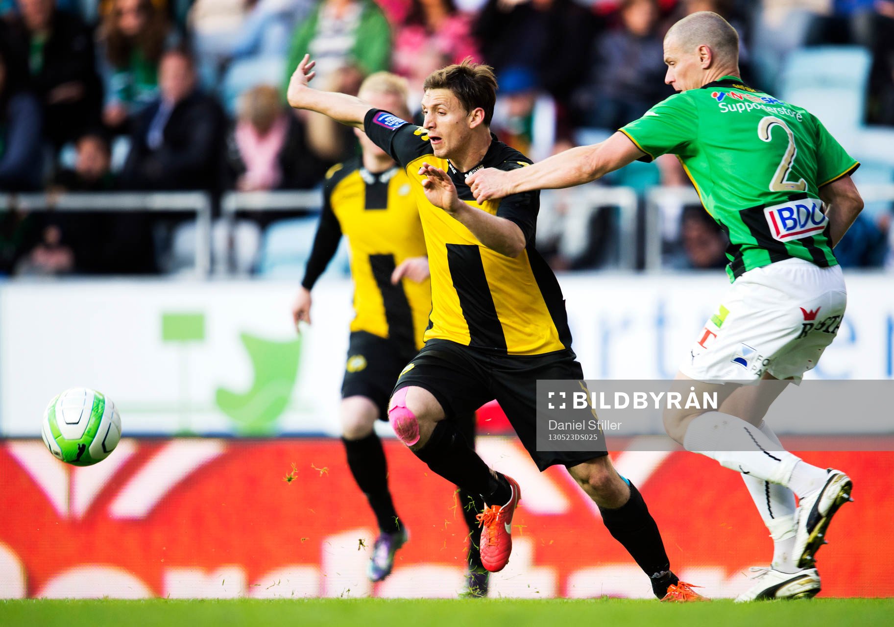 Billy Schuler, Hammarby, försöker gå förbi Andreas